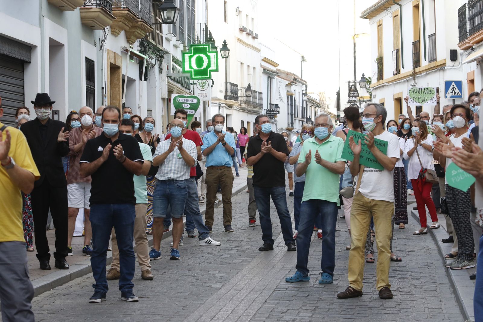 Un momento de la concentración ante la puerta del centro de salud Lucano.