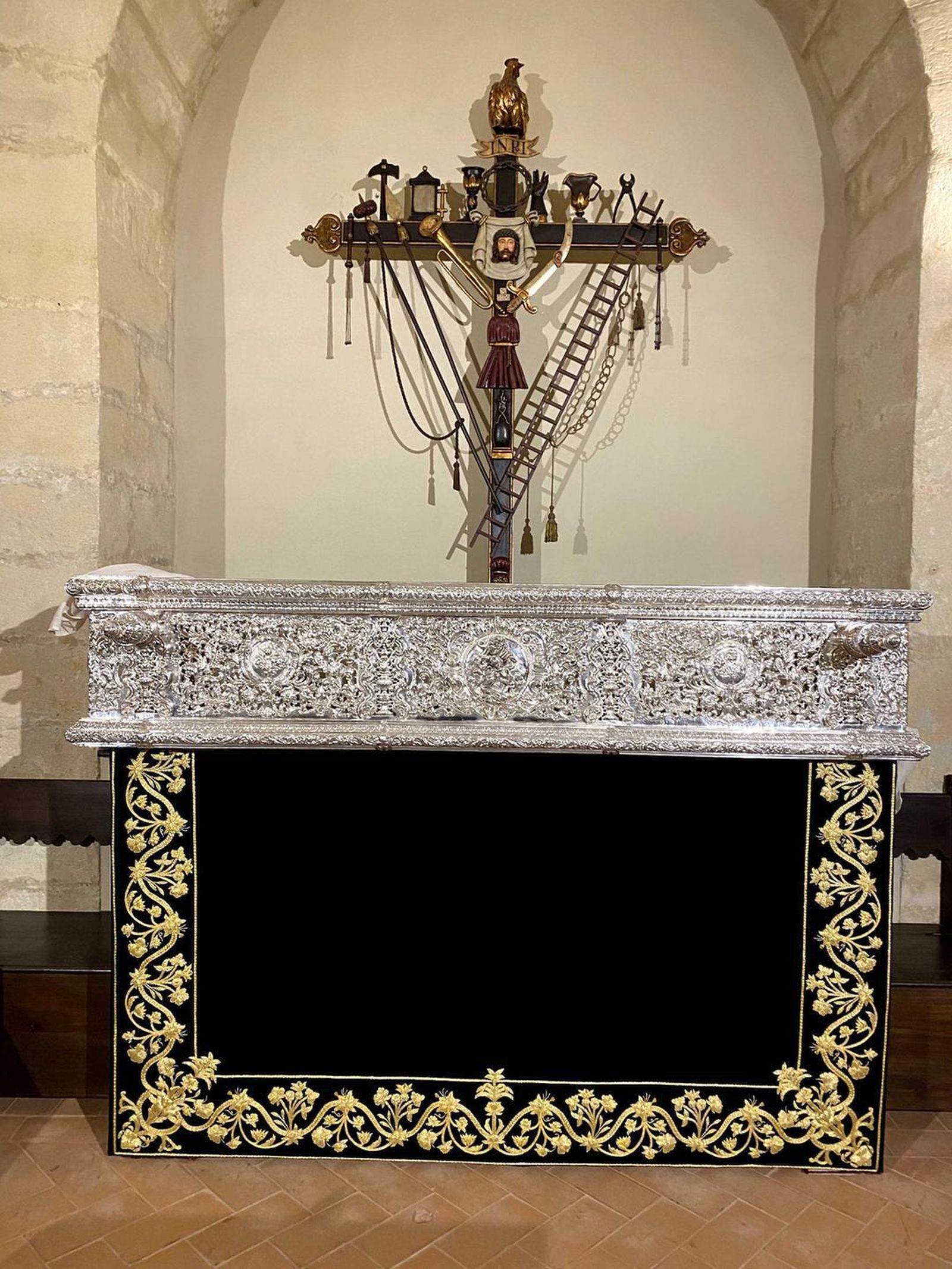 Presentado el faldón trasero del paso de palio de la Virgen de las Lágrimas