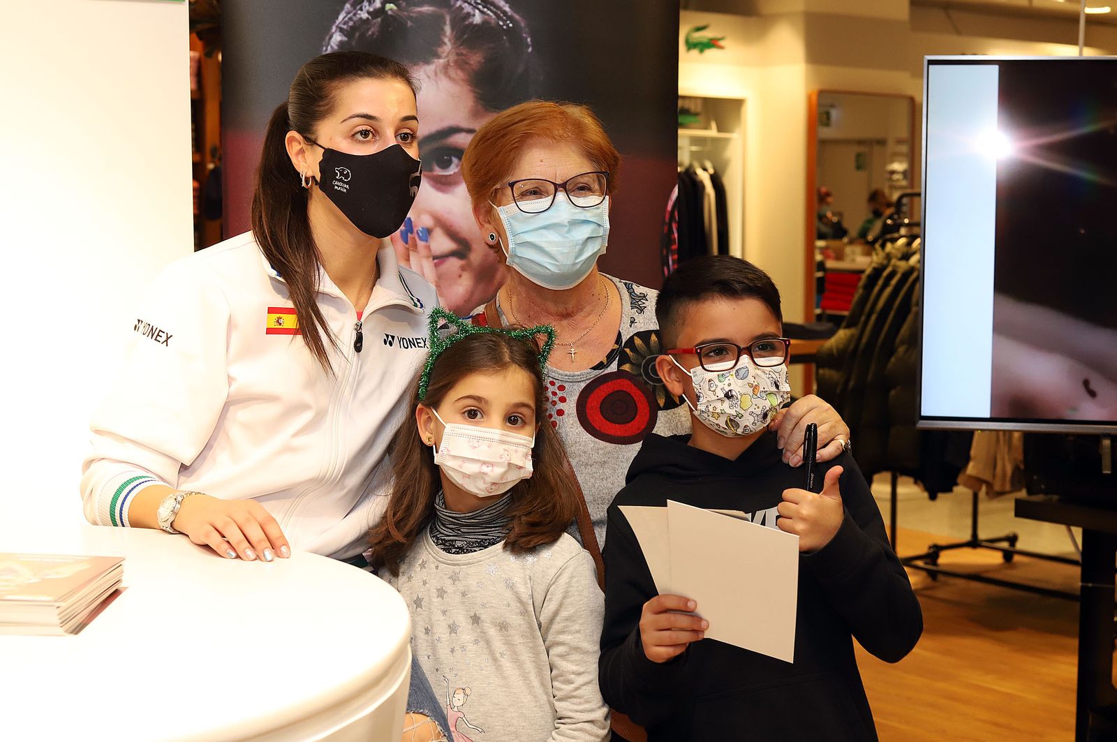 Huelva 2021: Carolina Marín firma autógrafos en el Corte Inglés de Huelva durante el Mundial de Bádminton