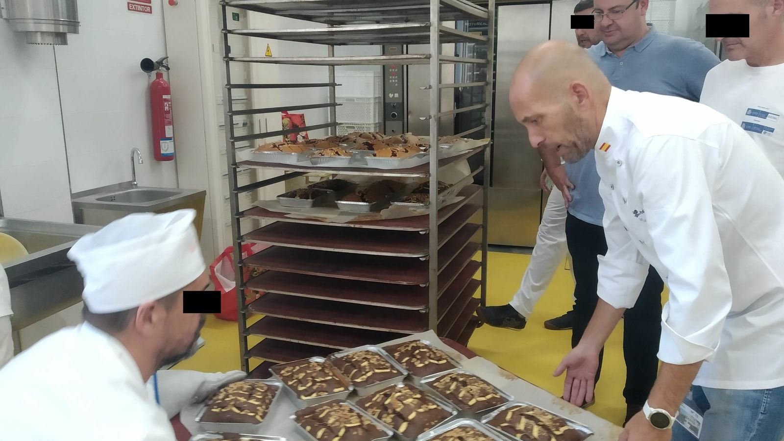 Manel García Escala comprueba el estado de los plum cakes.