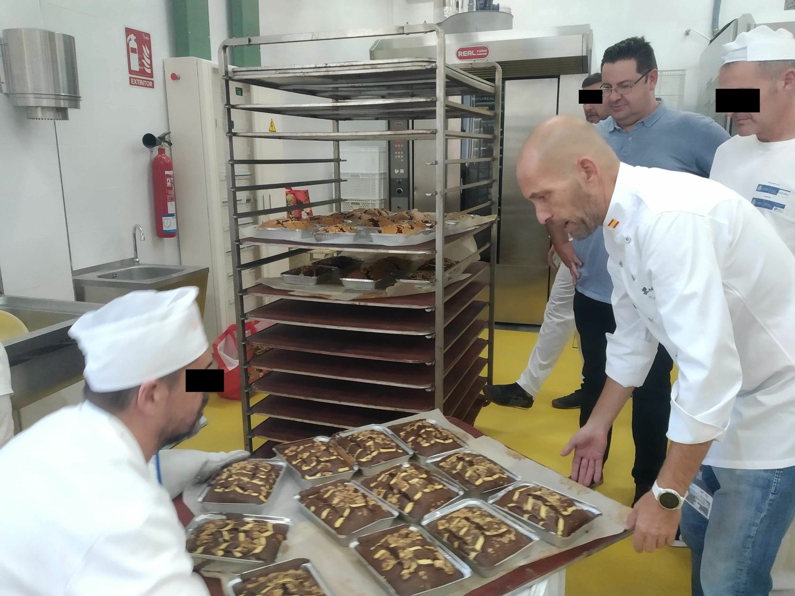 Manel García Escala comprueba el estado de los plum cakes.