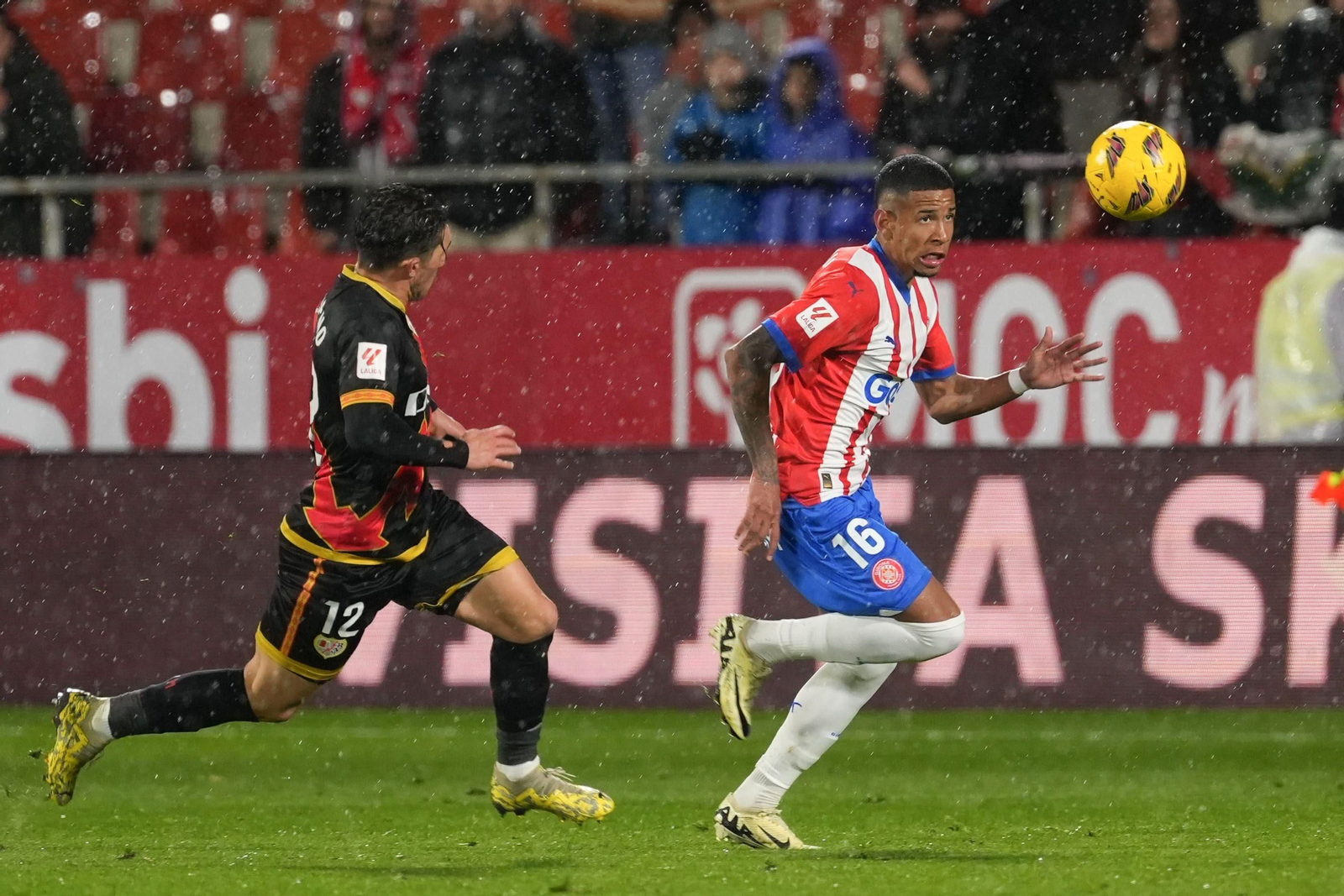 Espino y Savio en el partido Girona-Rayo.