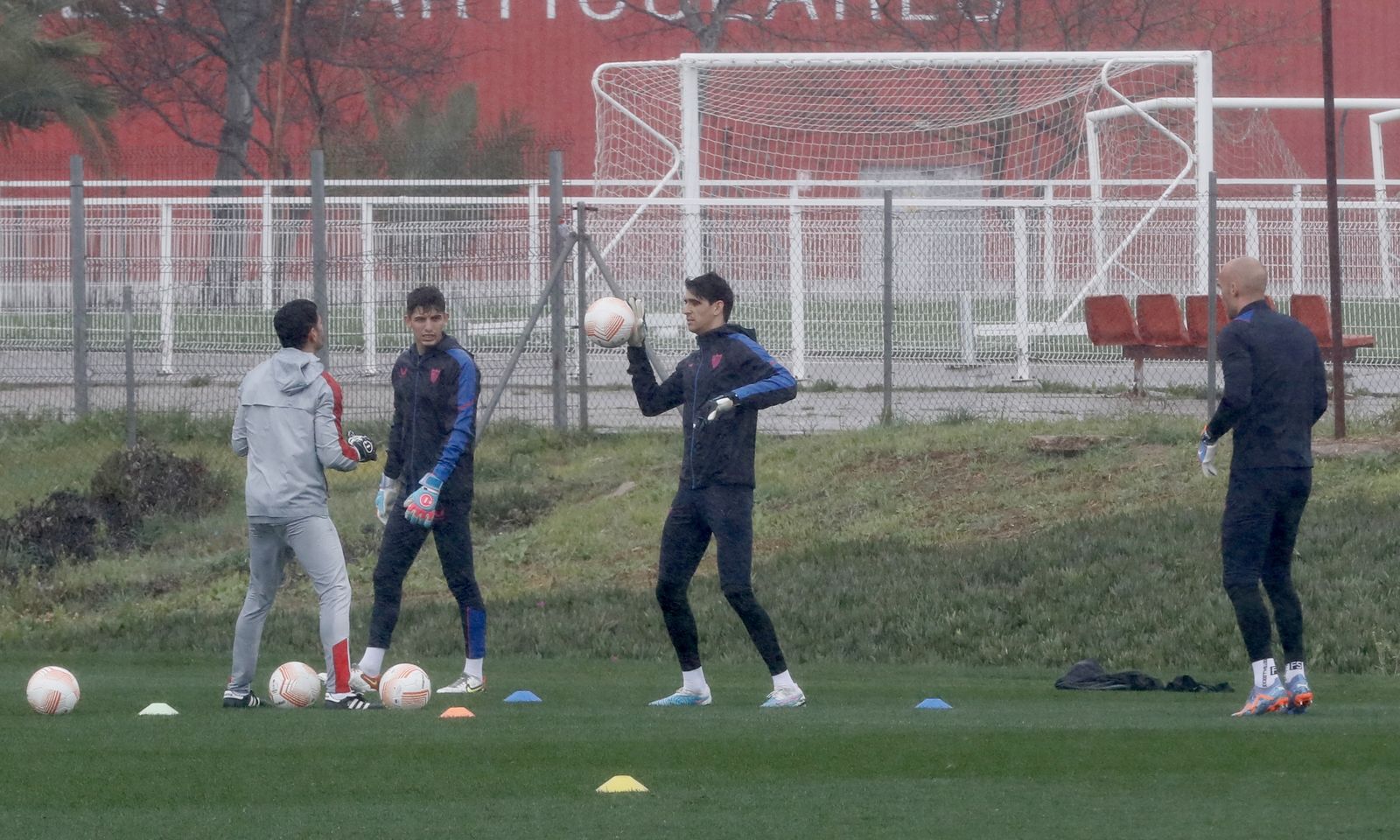 Bono, entre Alberto Flores, José Luis Silva, entrenador de porteros, y Dmitrovic.