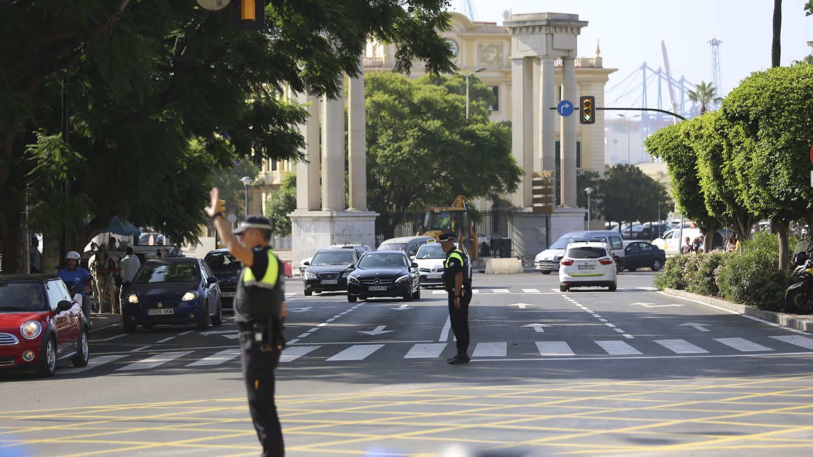 Agentes de la Policía Local ordenan la circulación en el cruce del Paseo del Parque con Boquete del Muelle.