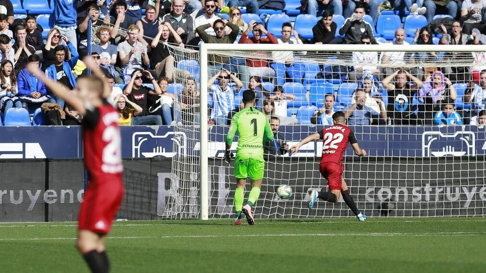 Momento en el que De Sousa aprovecha el fallo de Munir y marca.