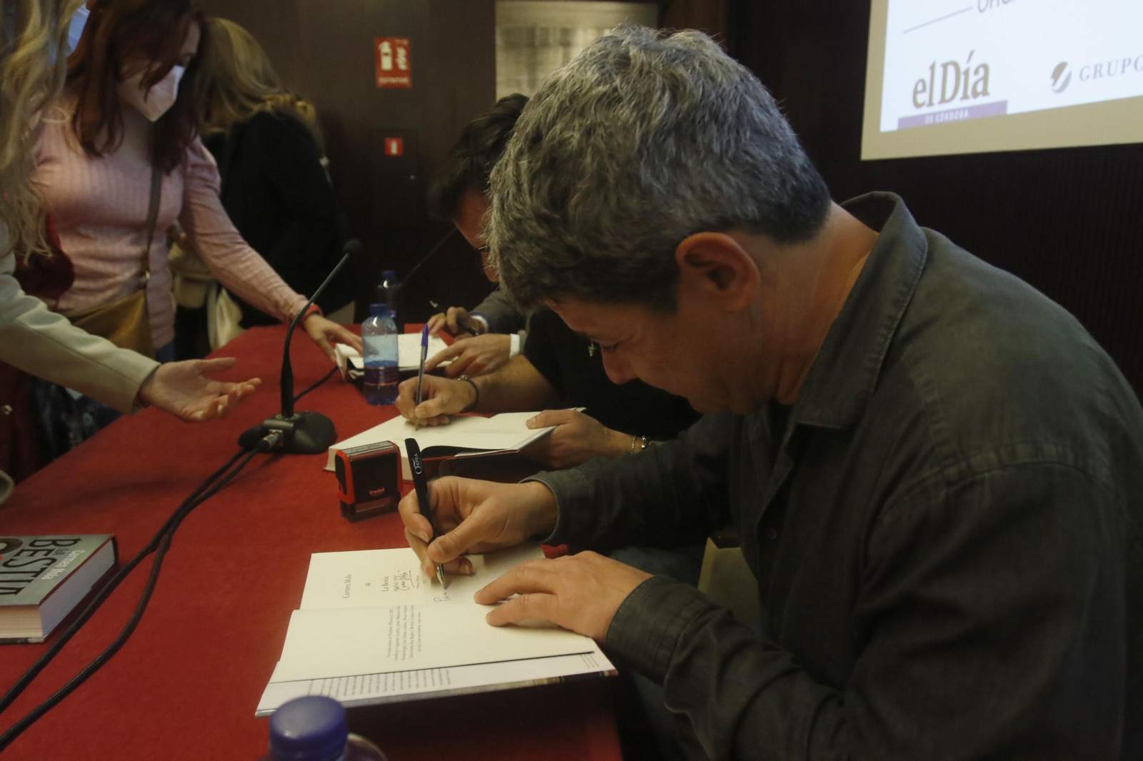 El paso de Carmen Mola por Córdoba, en imágenes