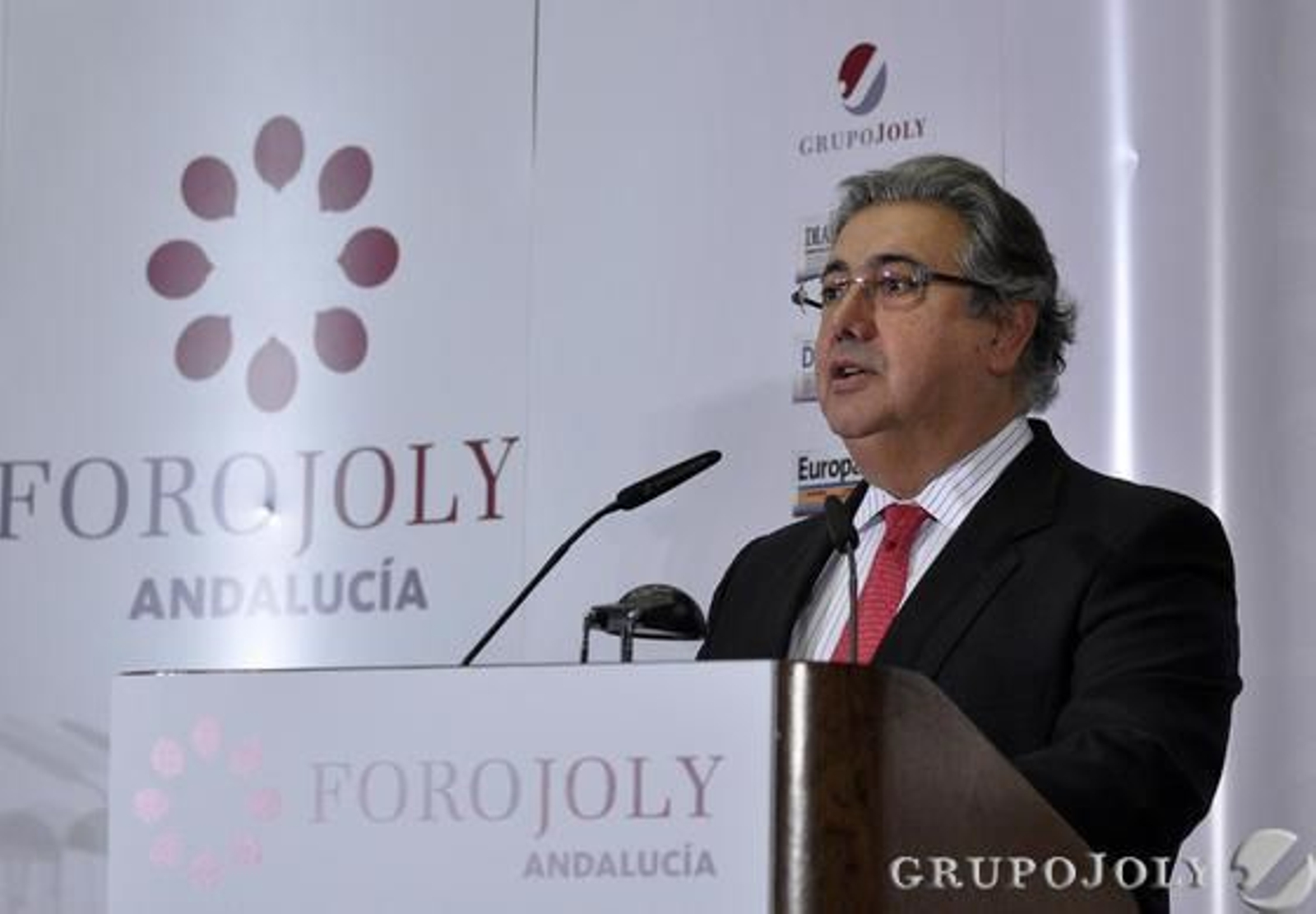 El alcalde de Sevilla, Juan Ignacio Zoido, presentó al conferenciante. / Manuel Gómez