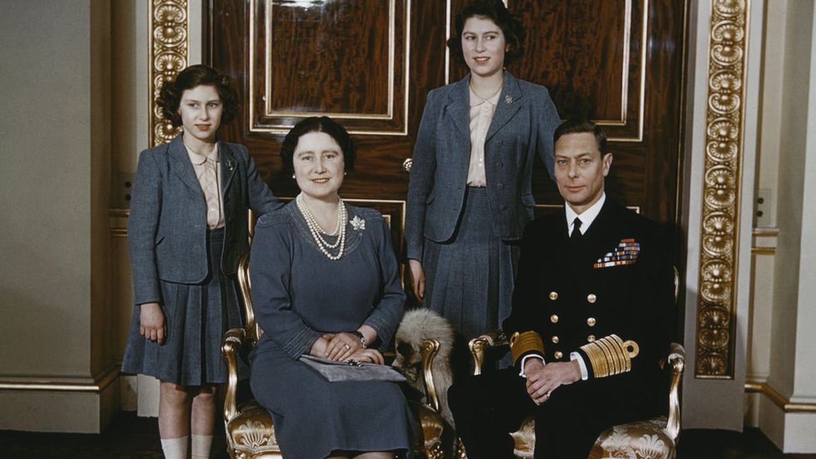 Isabel y Margarita de niñas con sus padres, Jorge VI e Isabel.