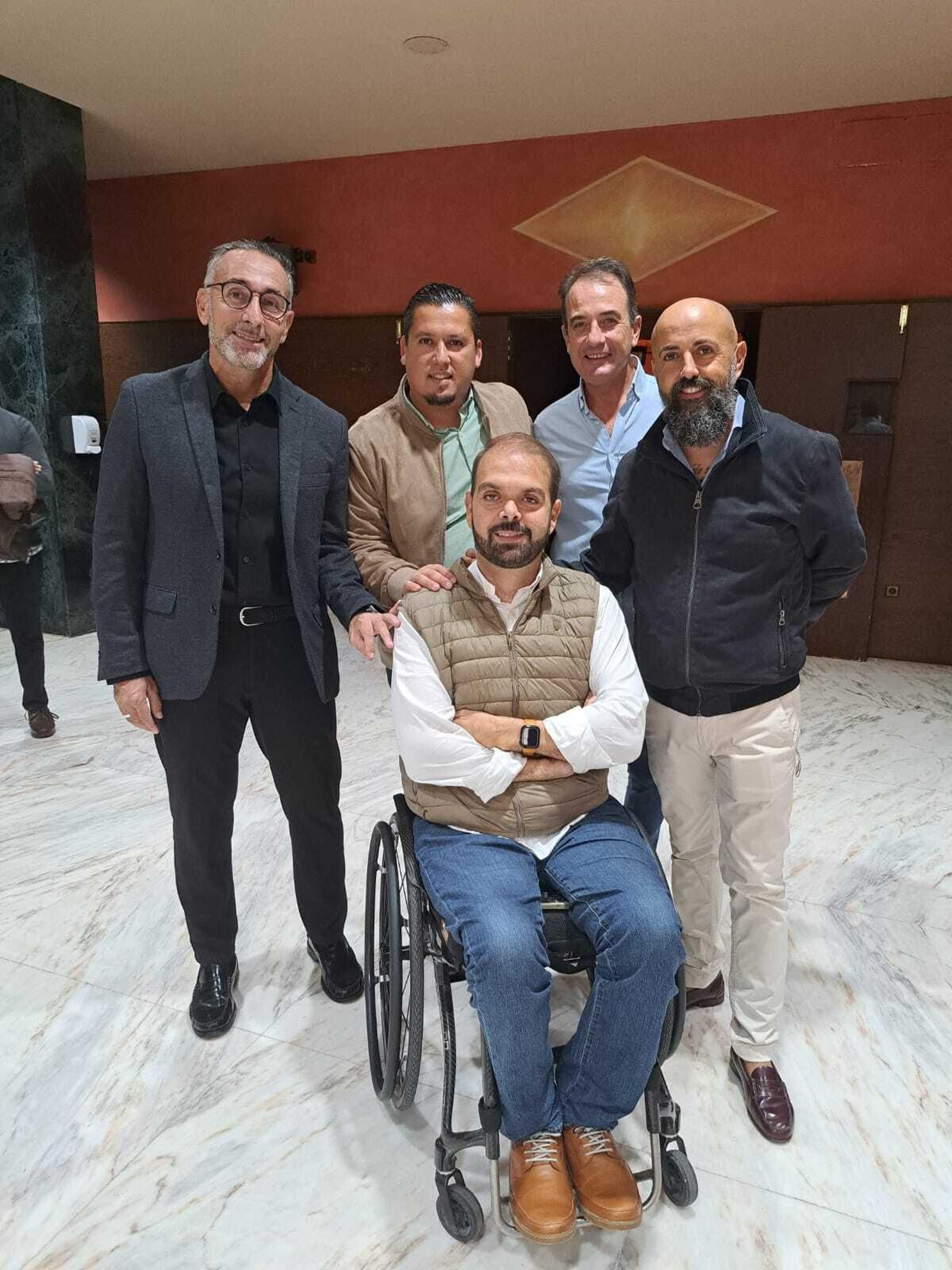 Zuasti, junto a los dirigentes azulinos y Tomás Sampalo.