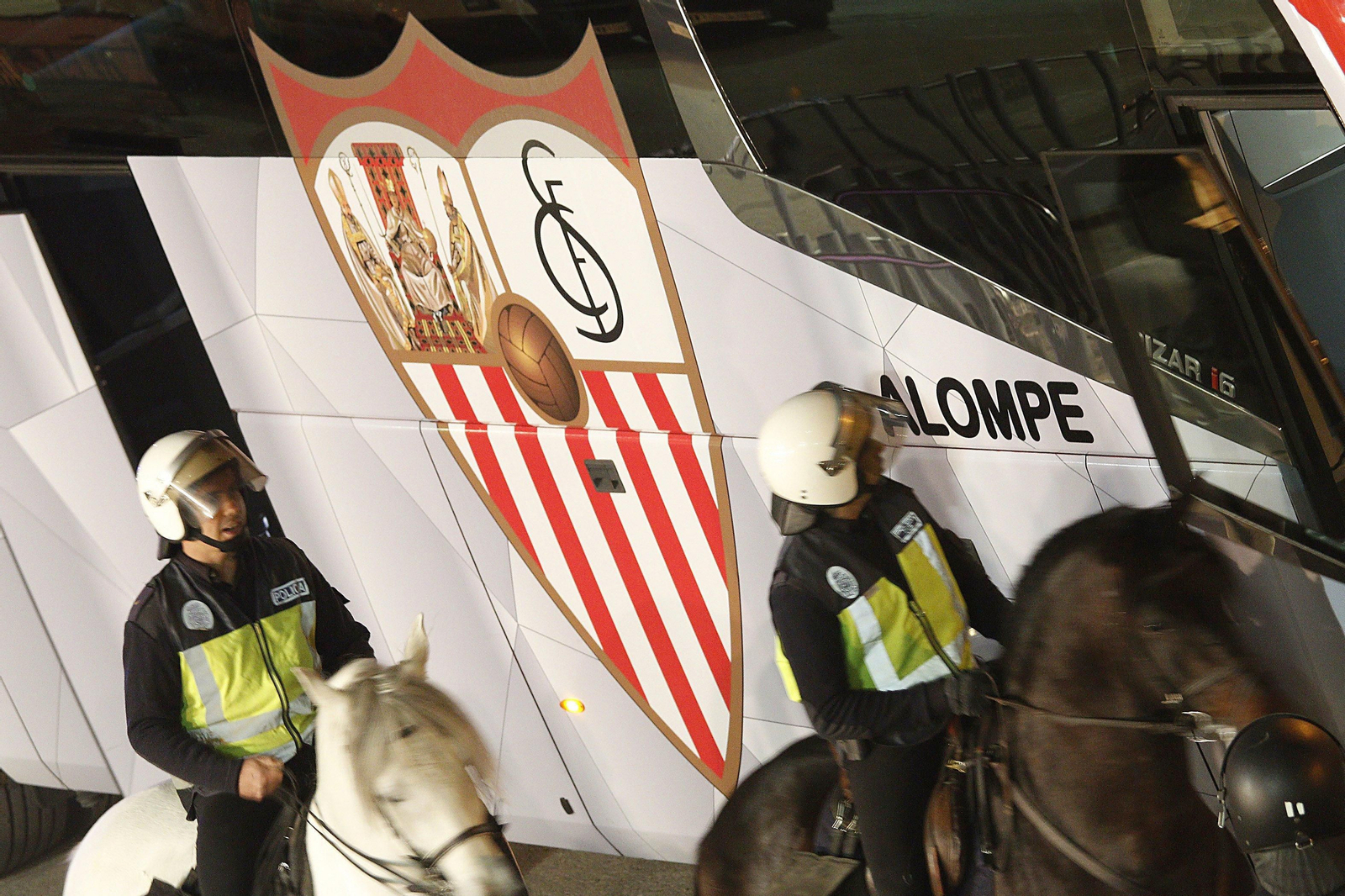 La Policía escolta el autobús del Sevilla.