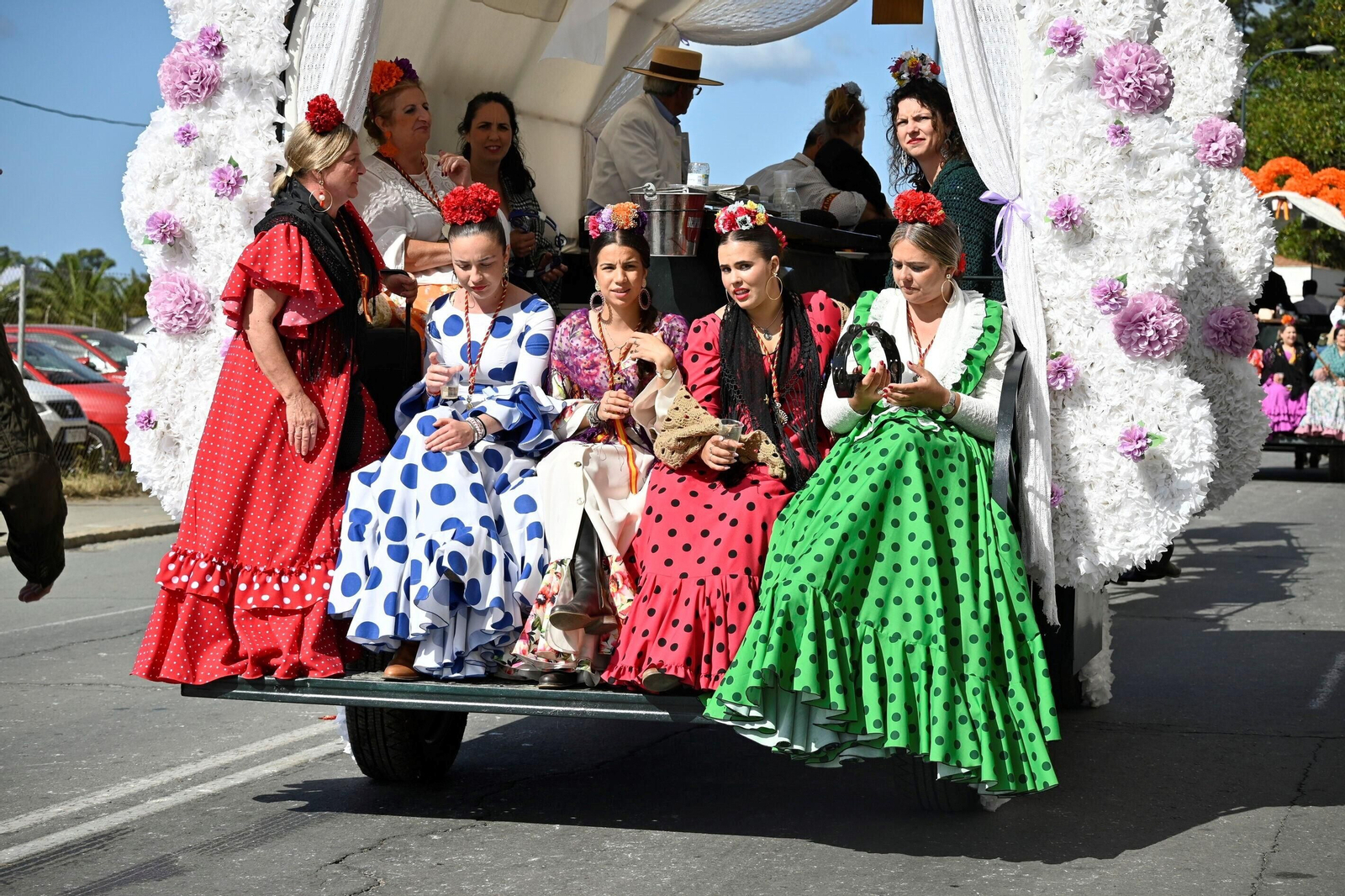 Imágenes de los peregrinos de la Hermandad de Emigrantes en su salida por las calles de Huelva