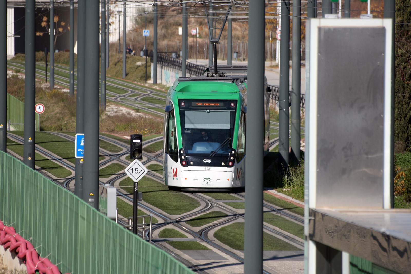 Una unidad del Metro de Granada sale de cocheras