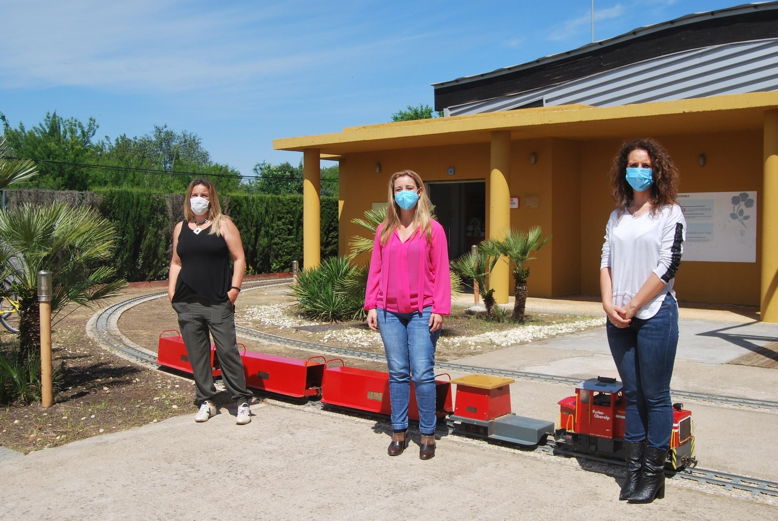 De izquierda a derecha, la gerente de empresa Riverízate, Raquel Guerrero, la alcaldesa de Alcalá, Ana Isabel Jiménez, y la delegada de Turismo, Rosa Carro.