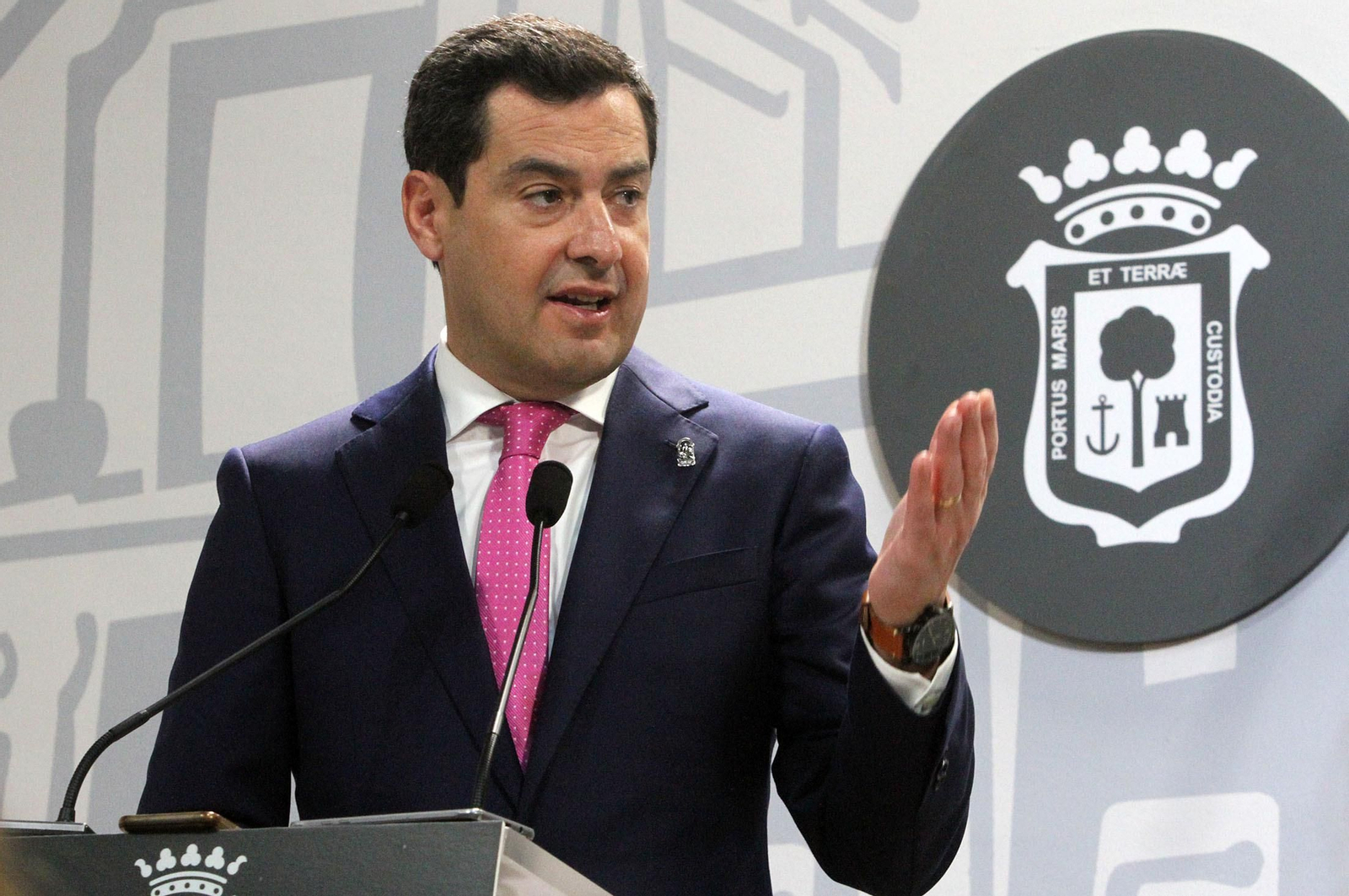 Juanma Moreno se reúne con Gabriel Cruz en el Ayuntamiento, en imágenes