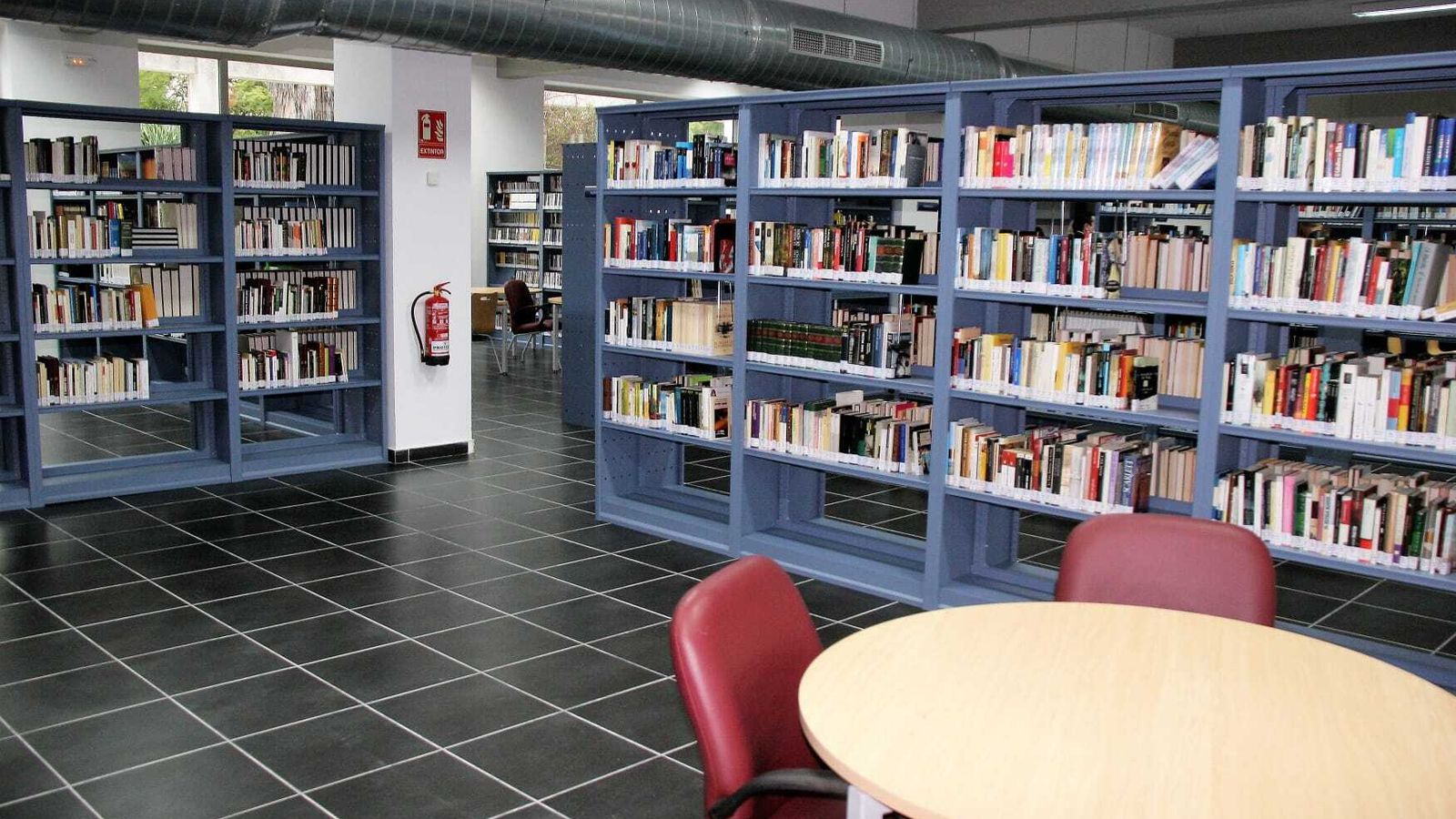 El interior amplio y bien iluminado de la sala de lectura.