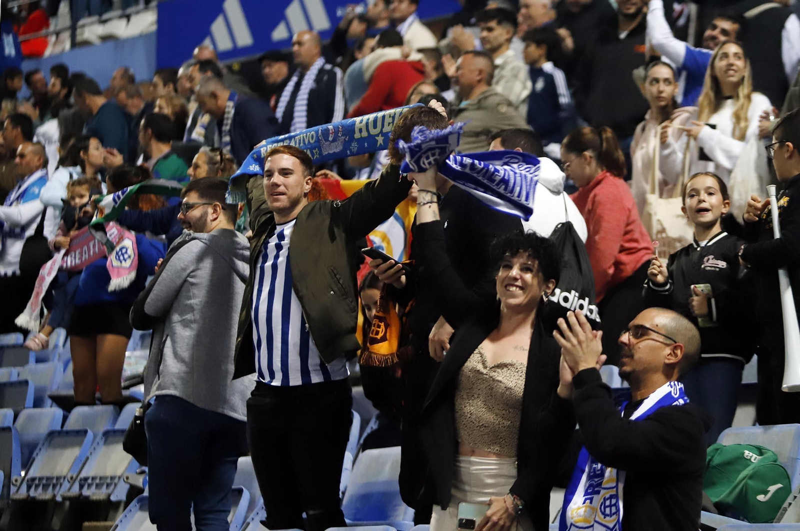 Gran ambiente en las gradas del Nuevo Colombino para el Recre-At Sanluqueño, en imágenes