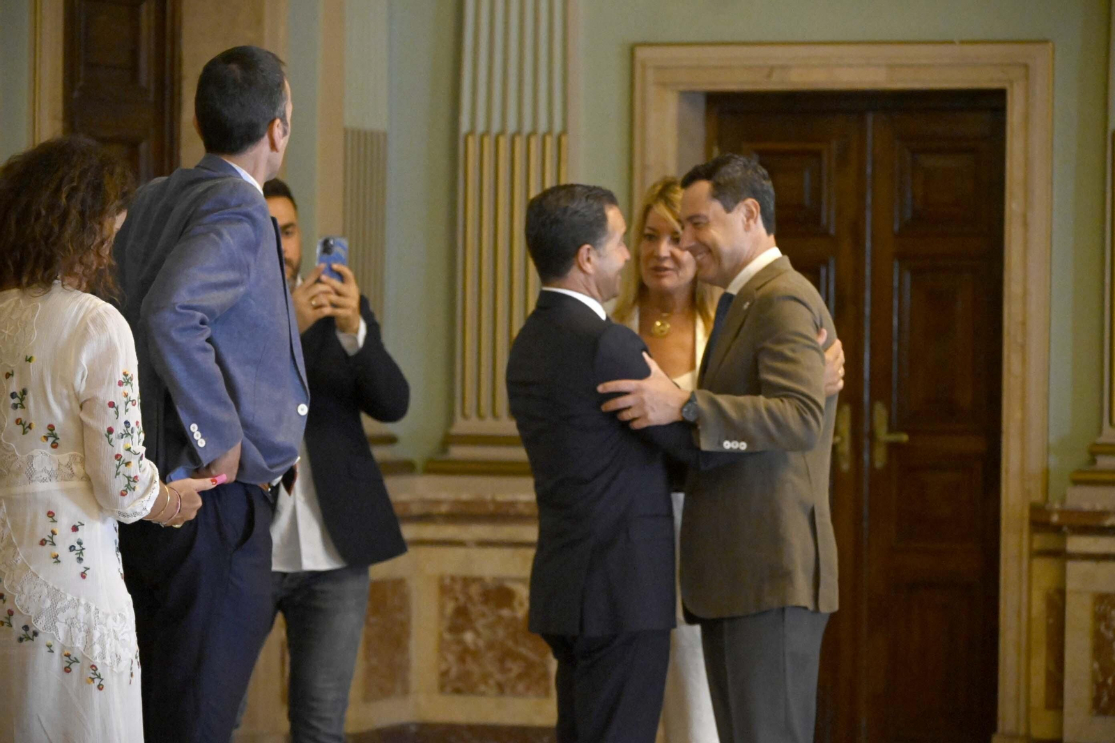 Visita de Juanma Moreno al Ayuntamiento de Huelva, en Imágenes