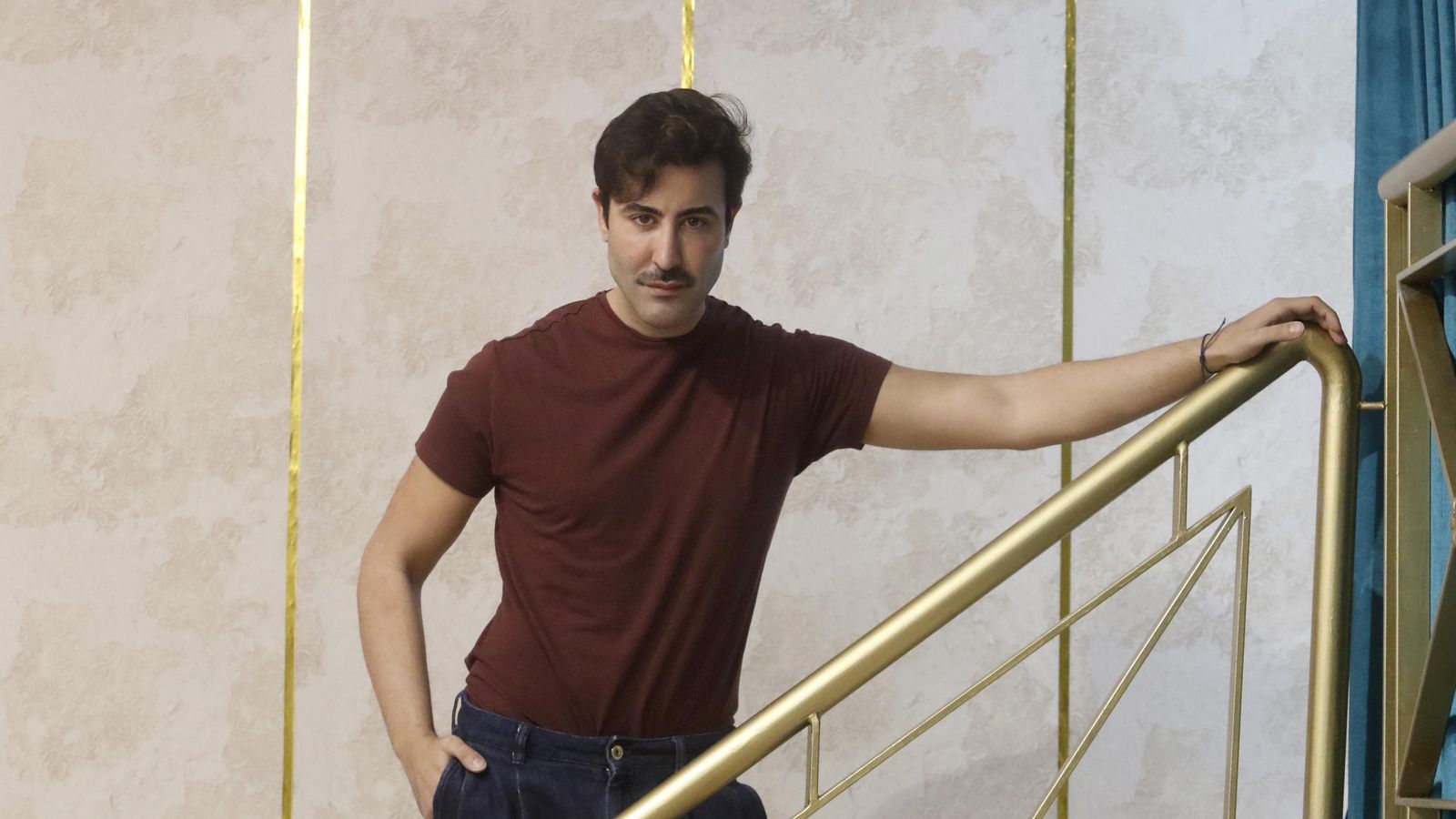 El diseñador Andrew Pocrid en su taller.