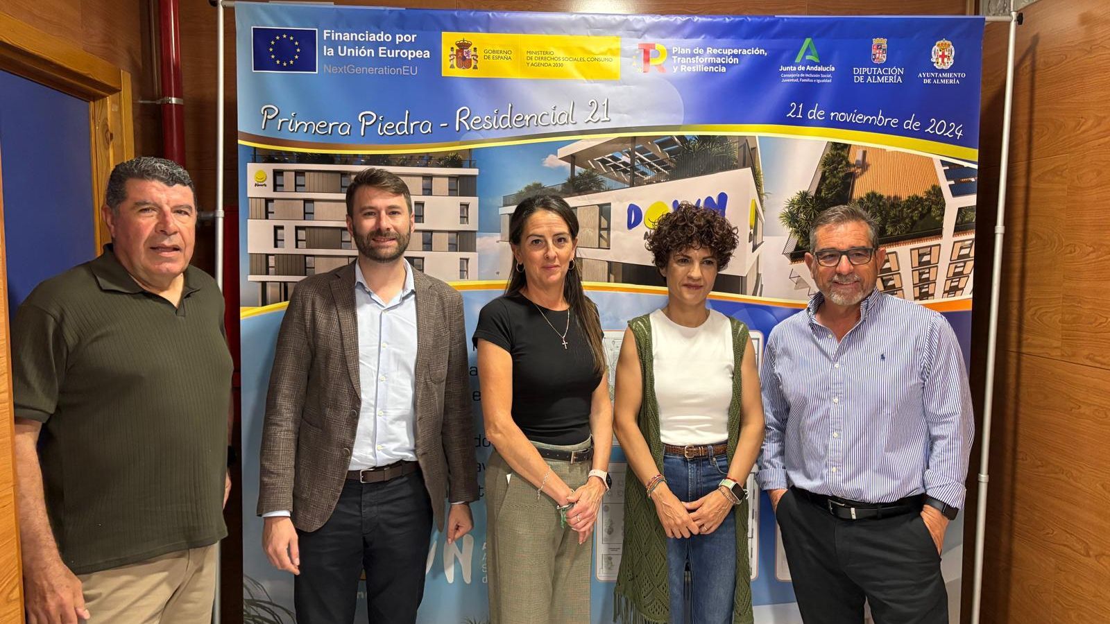 Posado junto al cartel de la colocación de la primera piedra del Residencial 21.
