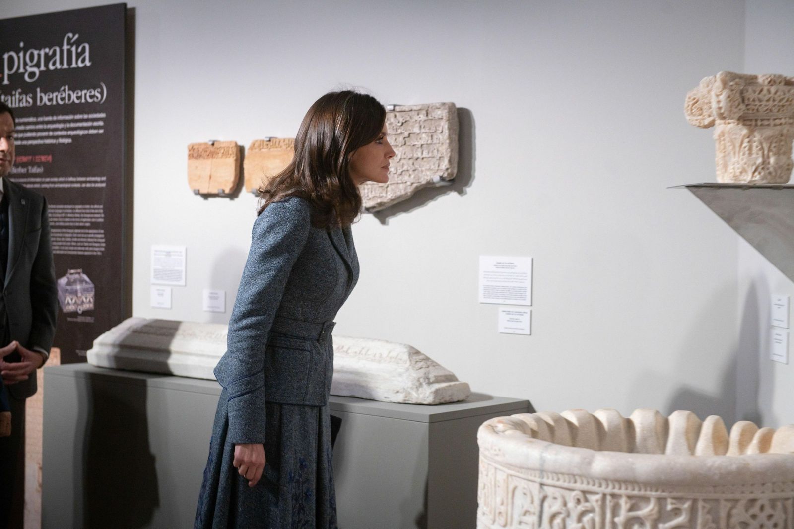 La Reina Letizia durante su visita a la exposición 'La  Granada Zirí y el  Universo Bereber'.