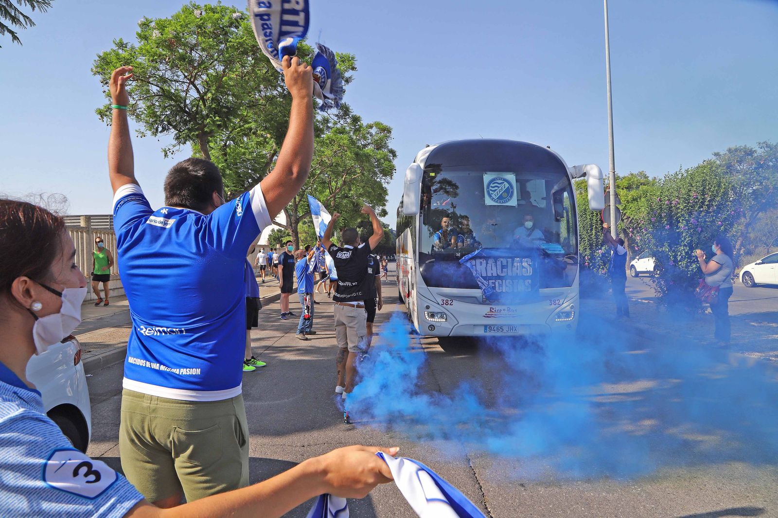 Los aficionados del Xerez DFC despiden al equipo en la salida hacia Marbella