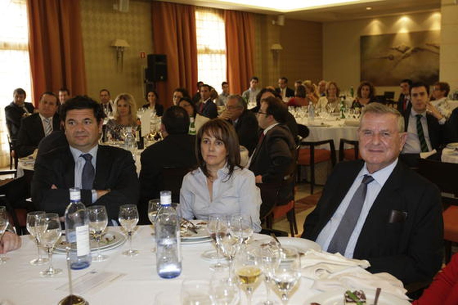 Andrés Montiel (hijo), Silvia Fernández y Andrés Montiel de Fomento del Sureste, se desplazaron al Hotel Envía Almería para escuchar al presidente del Congreso de los Diputados.

Foto: Fran Leonardo