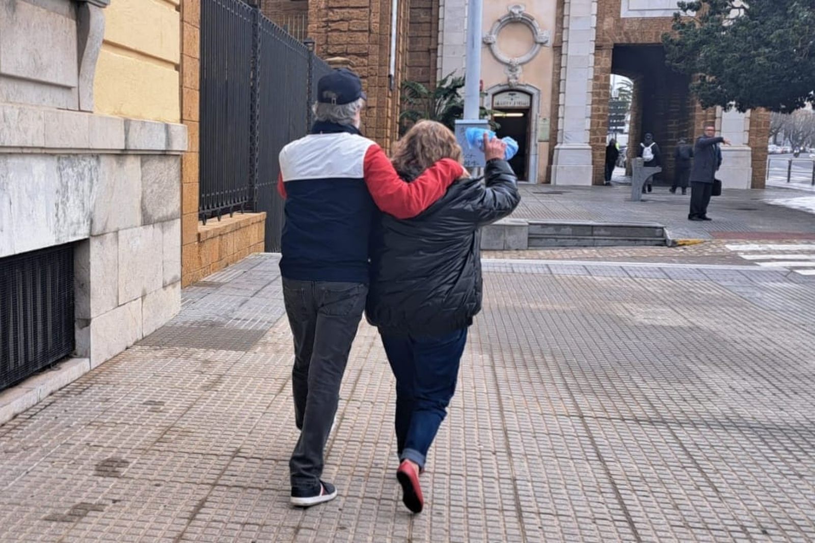 Clemente Ruiz, con gorra y de espaldas, a su salida del Palacio de Justicia de Cádiz.
