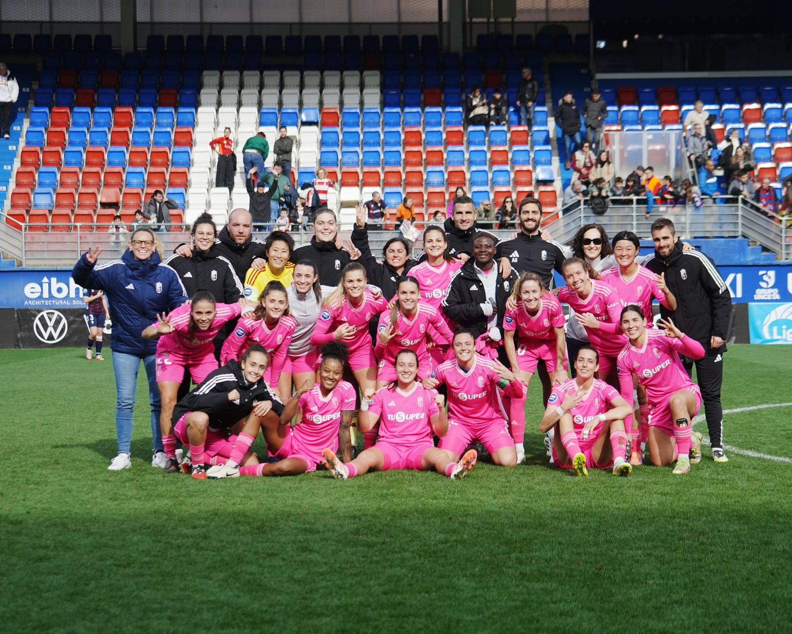 Foto de familia del Granada tras ganar en Eibar