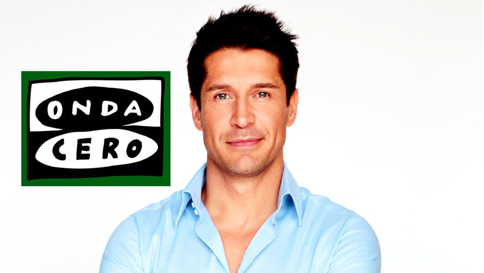Jaime Cantizano, con el logotipo de su nueva cadena de radio, Onda Cero.