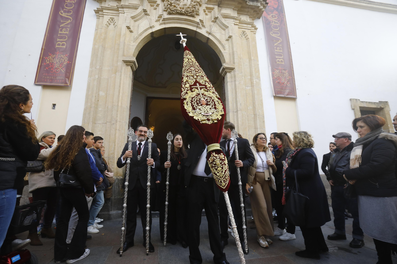 La salida del Señor del Buen Suceso hacia la Catedral, en imágenes