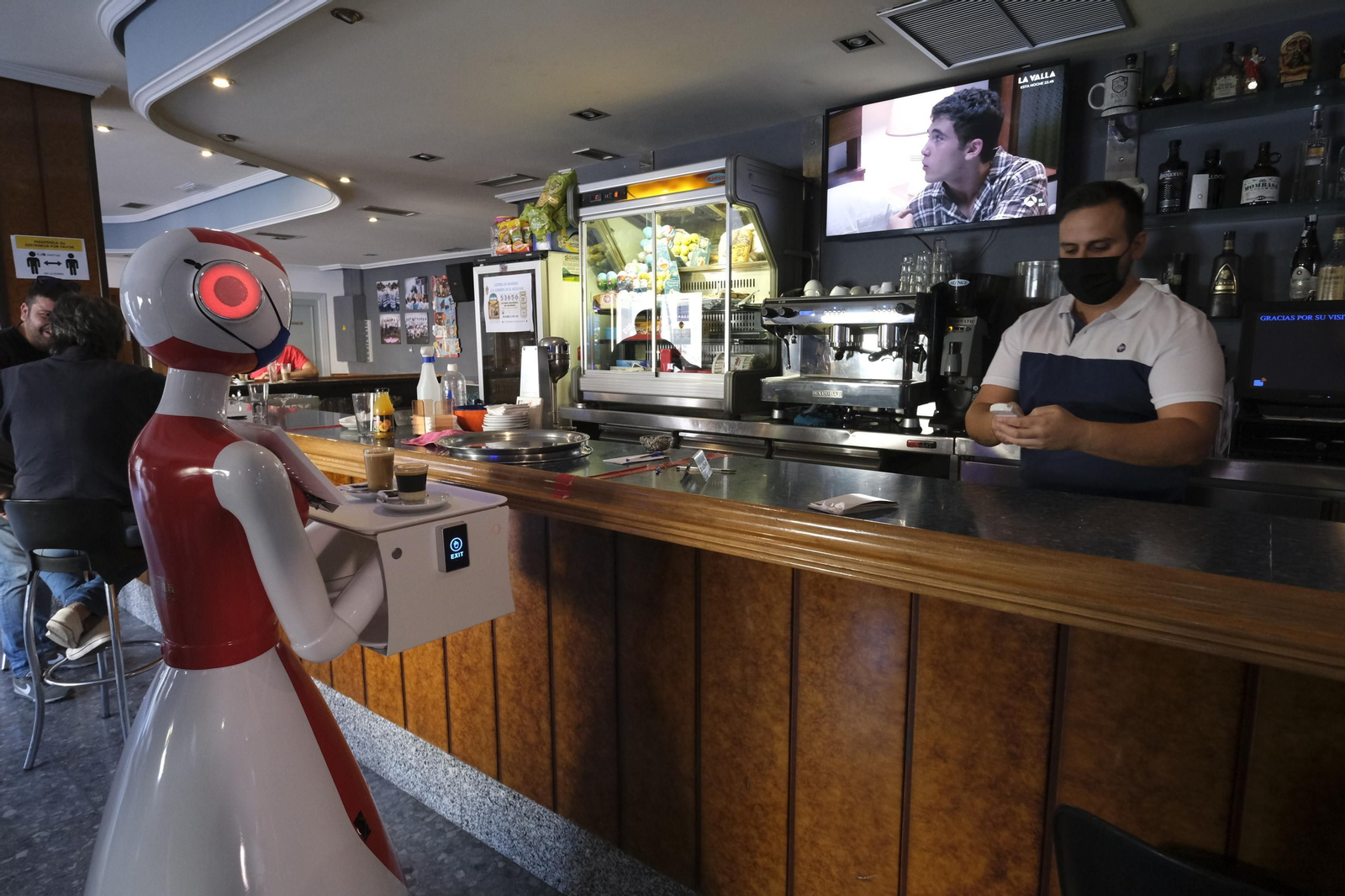 Fotogalería de Herbelita, la robot camarera de El Alquián.