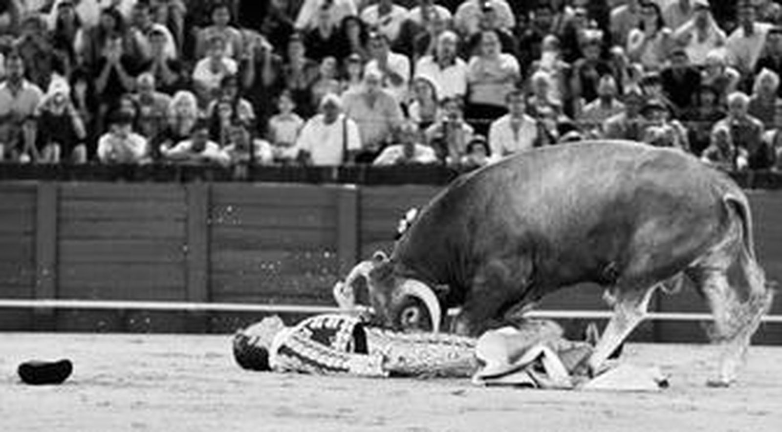 El novillero castellonense Juan Sarrión, inerte, tras el palazo que le propinó el segundo novillo.