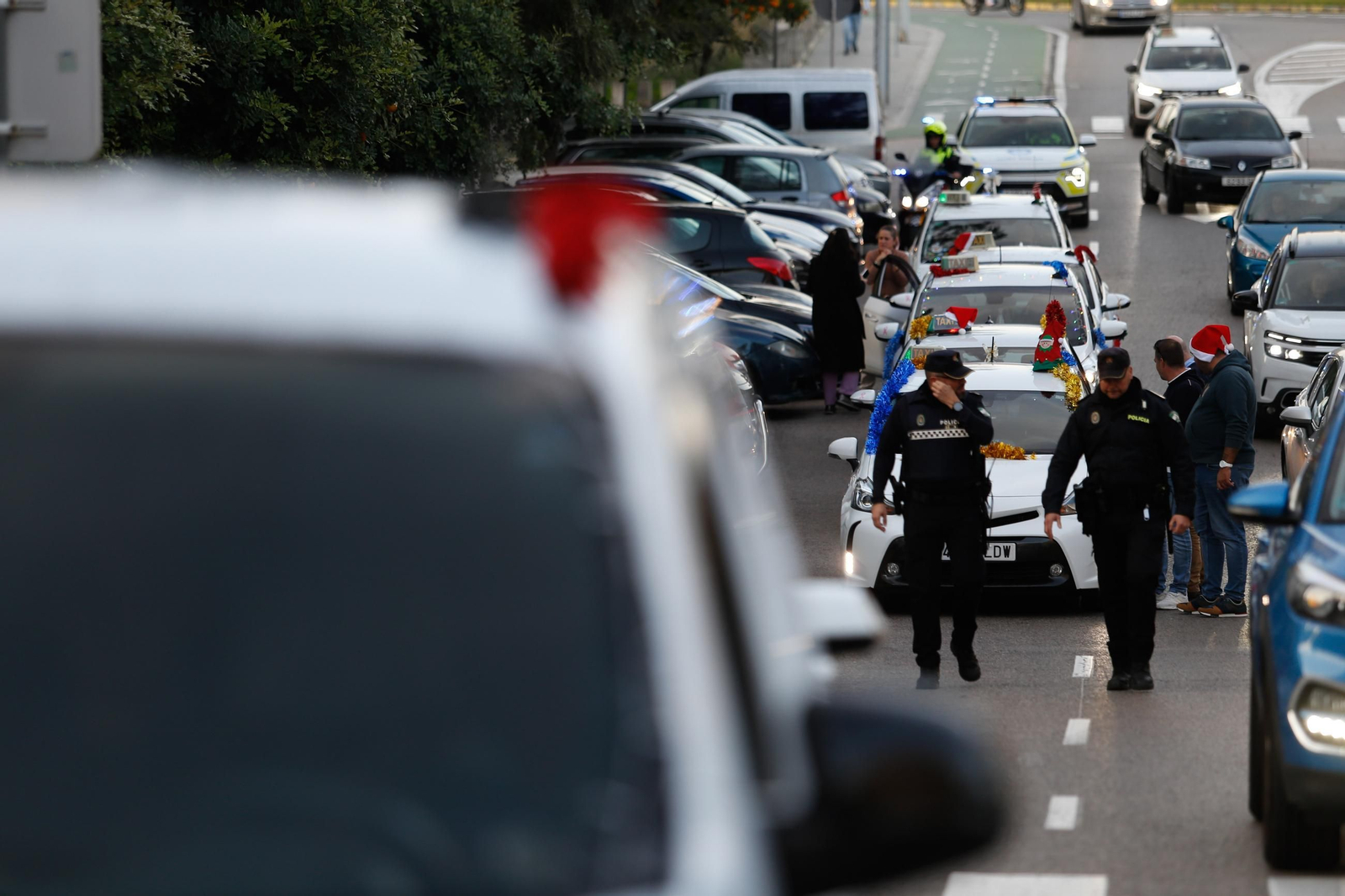 Las fotos del paseo en taxi al alumbrado de Navidad de Algeciras para los mayores