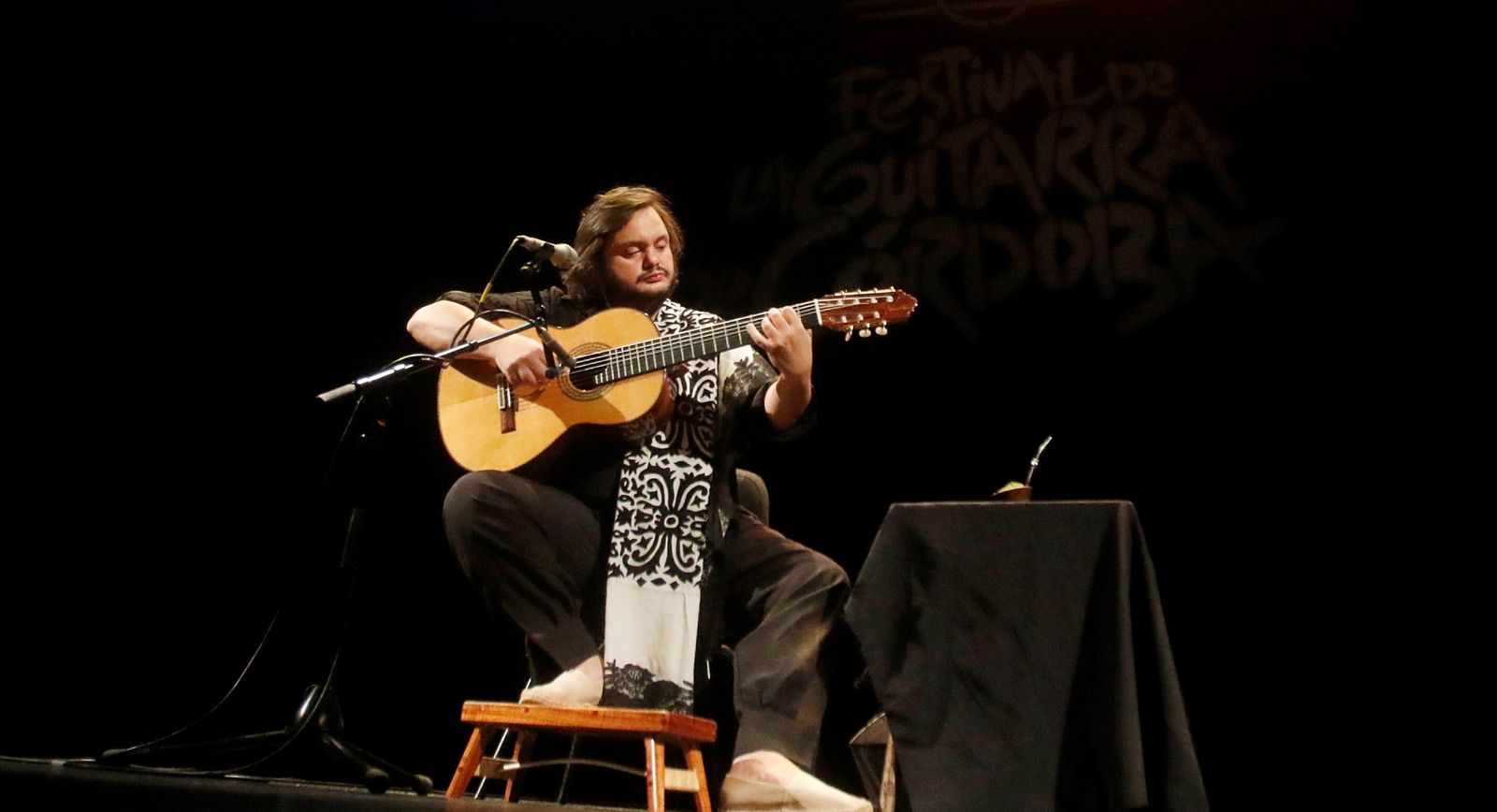 Yamandu Costa, durante su concierto en el Festival de la Guitarra de Córdoba.