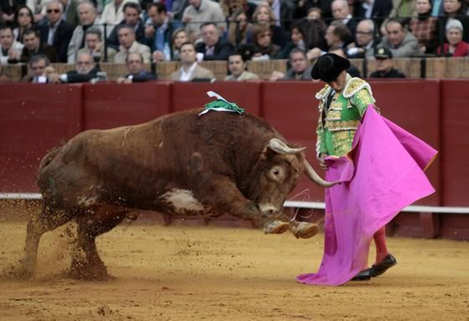 El diestro Iván Fandiño, con el segundo astado.

Foto: Juan Carlos Muñoz