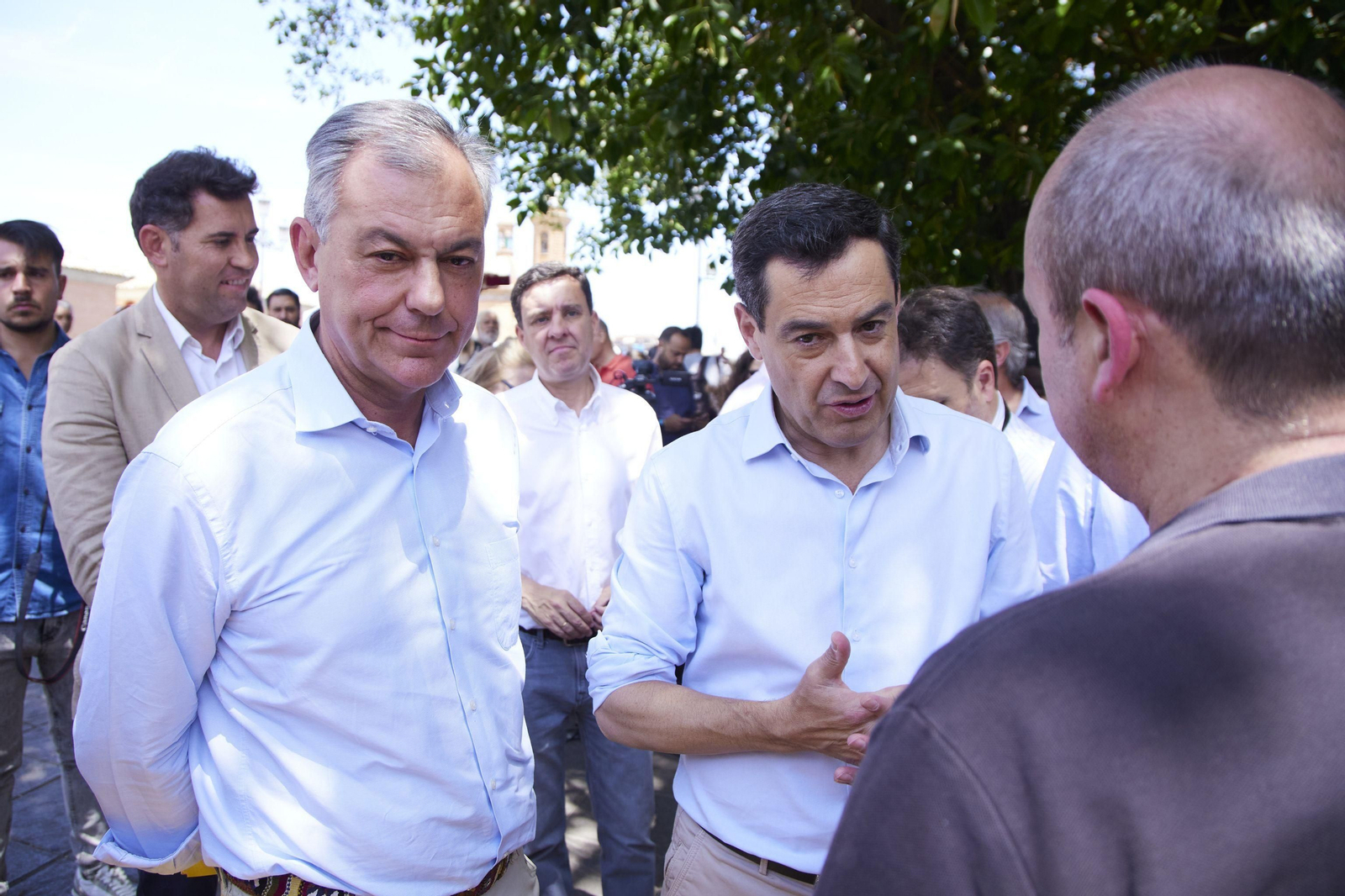 José Luis Sanz junto a Juanma Moreno este martes en Triana.