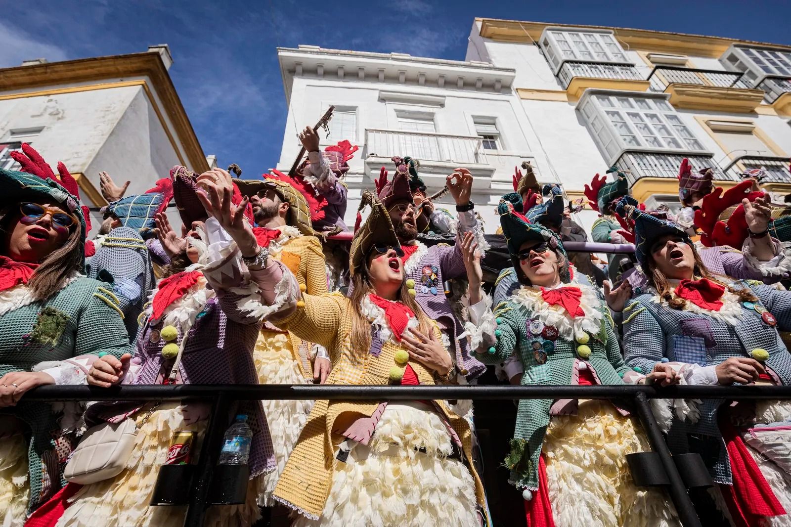 Un coro canta en el barrio de La Viña durante el segundo Sábado de Carnaval de 2025