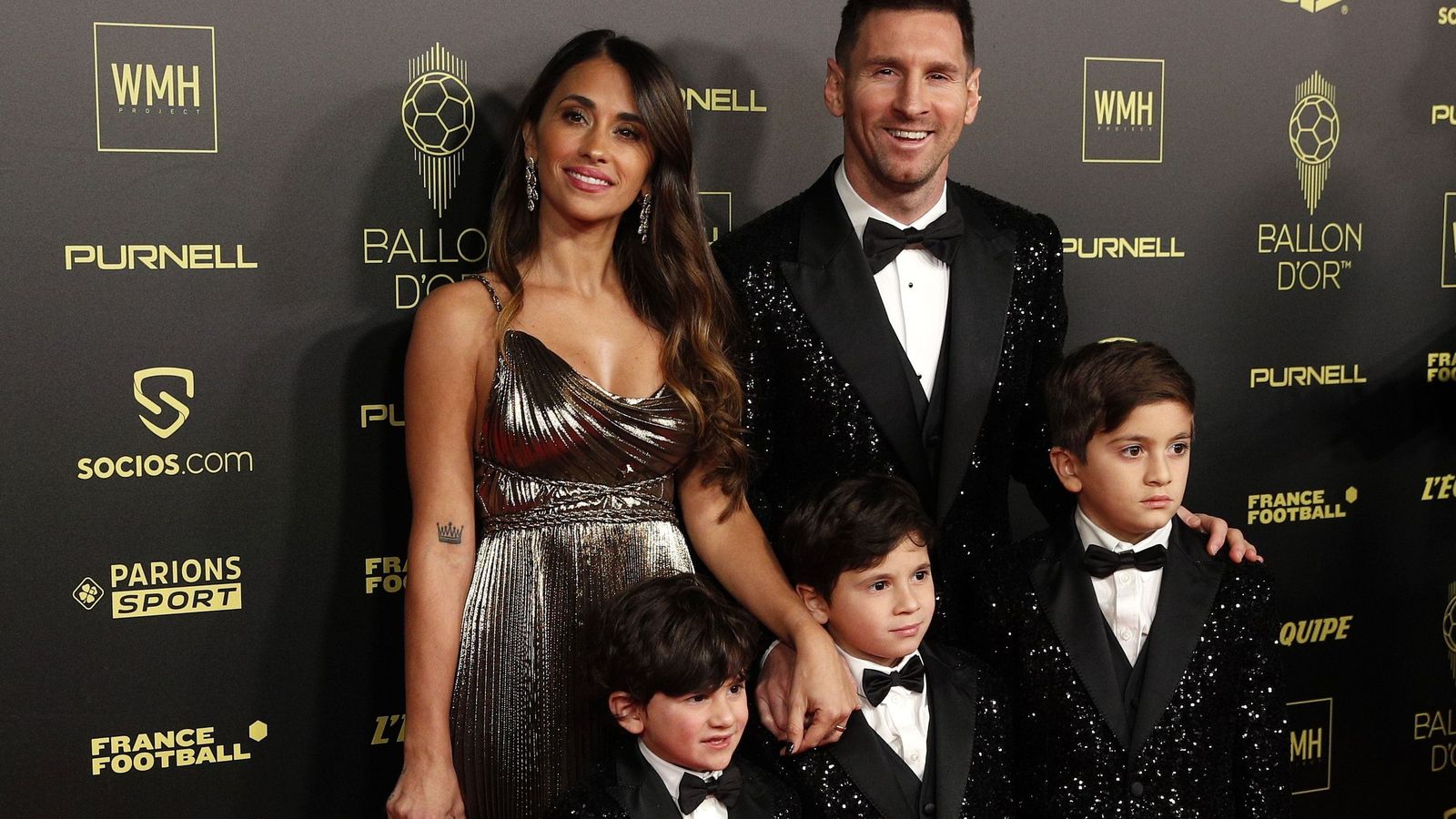 Messi, con su mujer y sus hijos, que lucieron para la ocasión la misma -y llamativa- chaqueta de su padre.