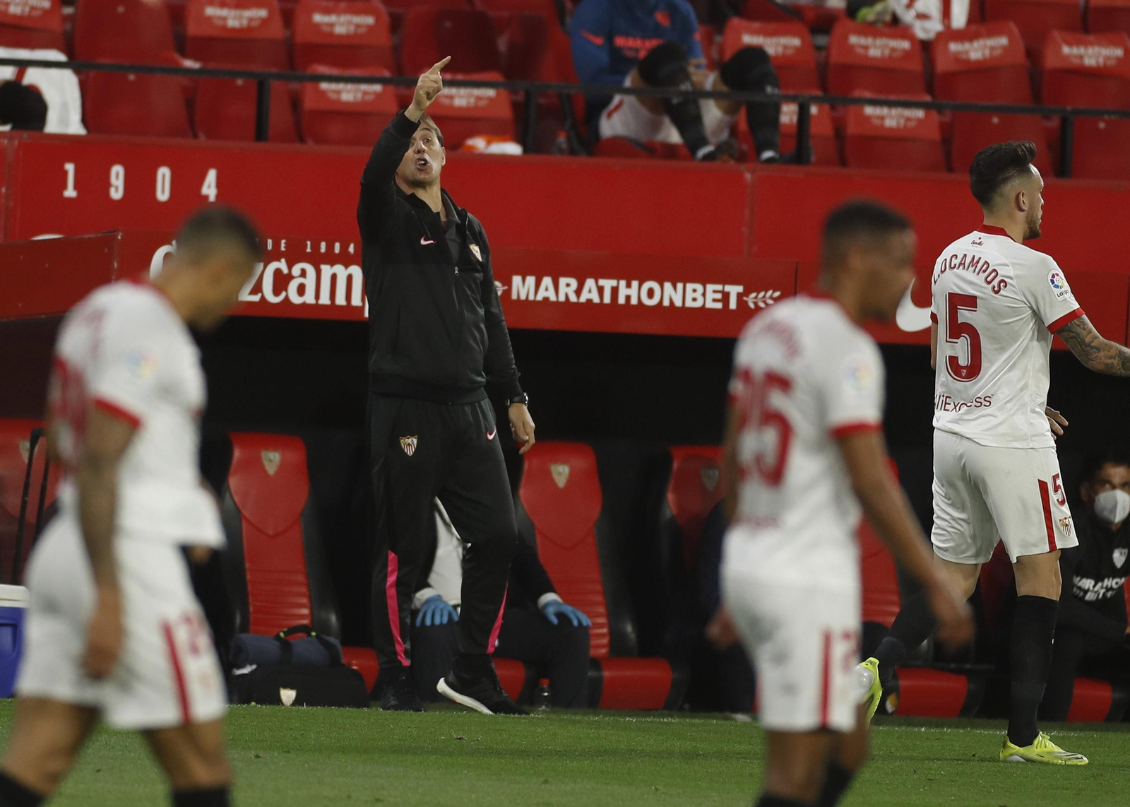 Julen Lopetegui da instrucciones a sus futbolistas.