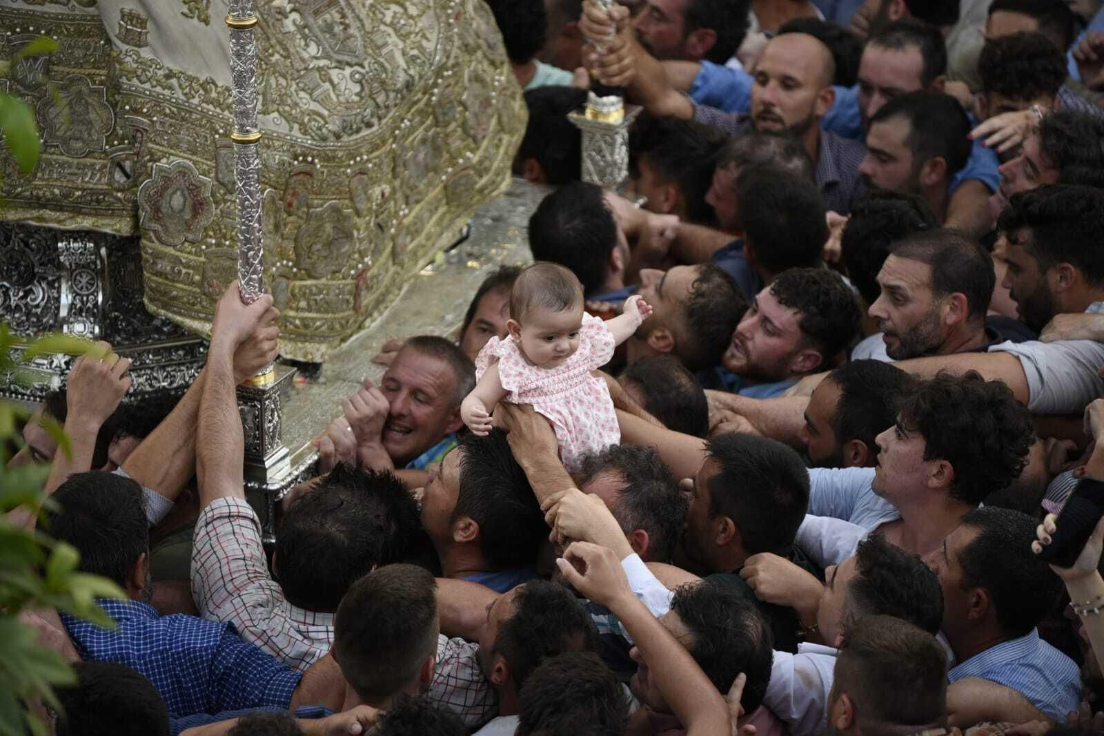 La Virgen del Rocío regresa a la iglesia tras 13 horas de procesión, en imágenes