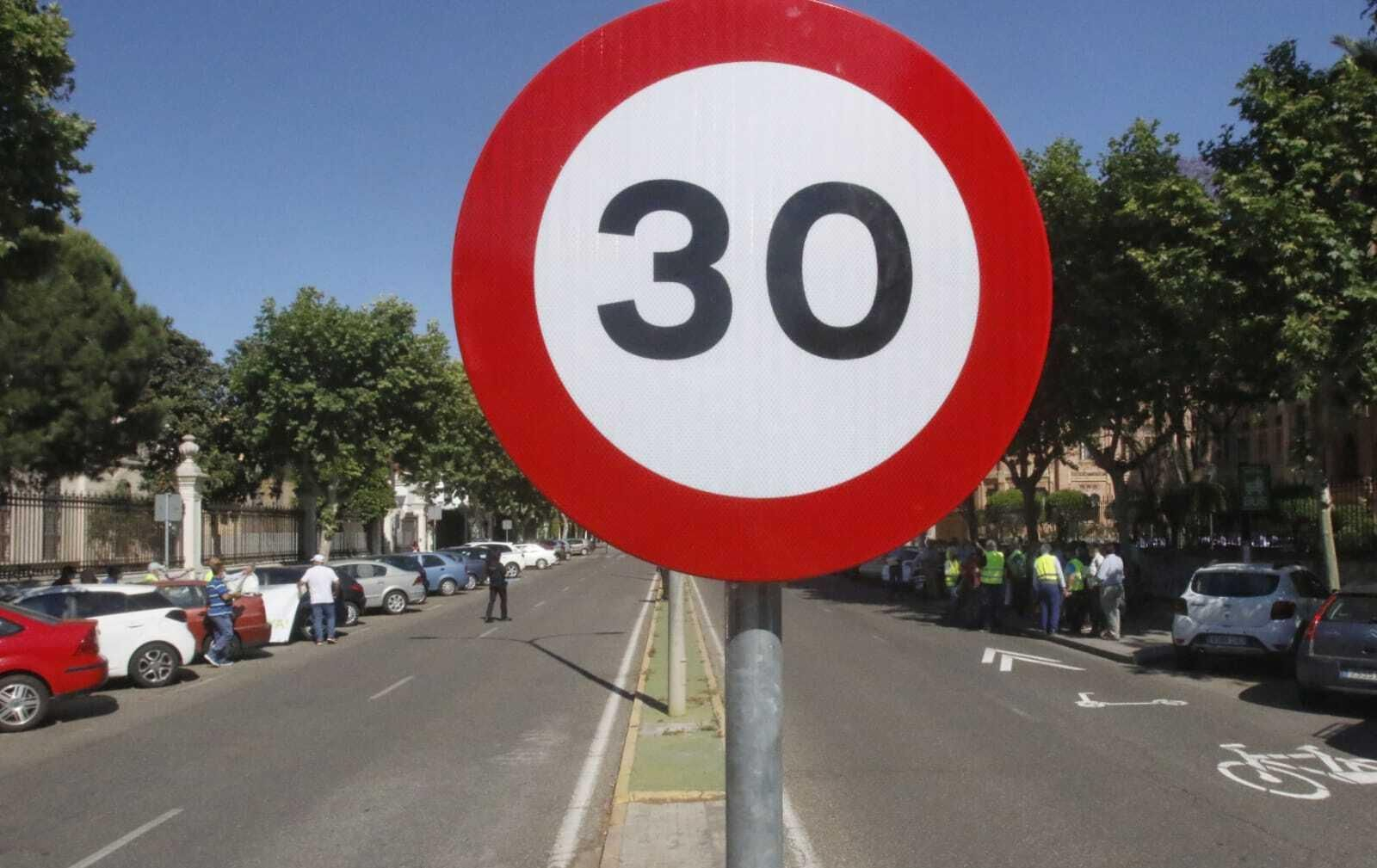 Nueva señalización vertical de limitación a 30 kilómetros por hora en Medina Azahara.