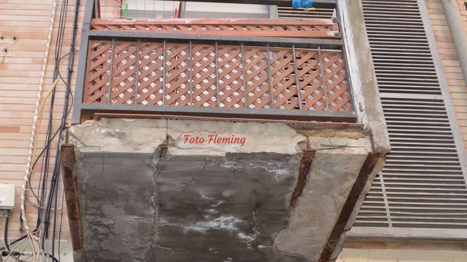 Detalle de uno de los balcones de los pisos, cuyas estructuras se encuentran muy deterioradas y pueden desprenderse en cualquier momento.