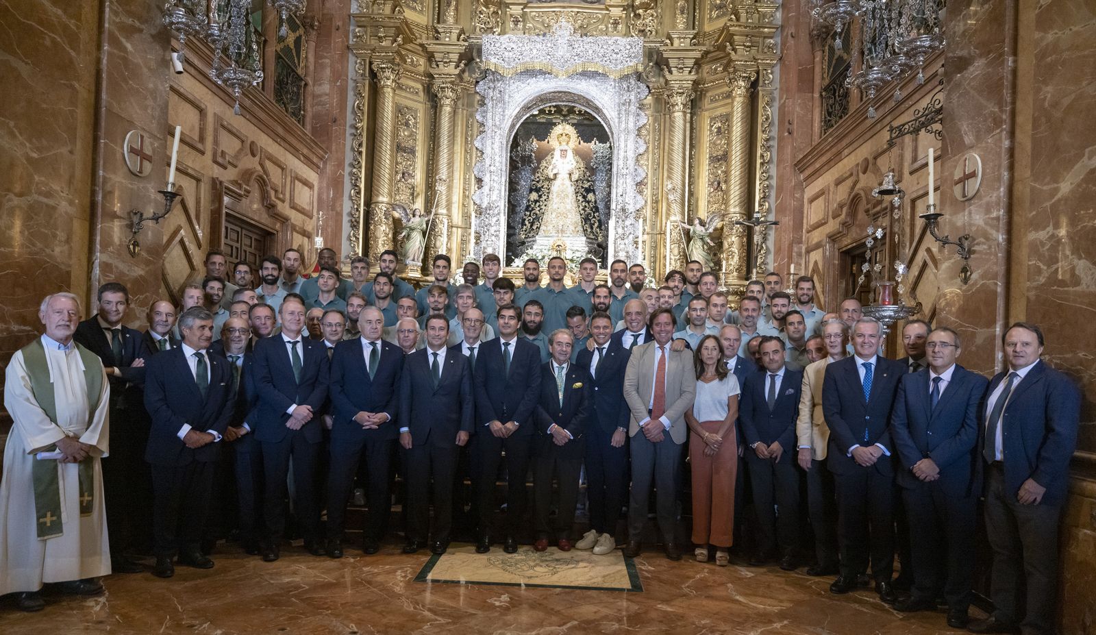 La visita del Betis a la Basílica de la Macarena., todas las fotos