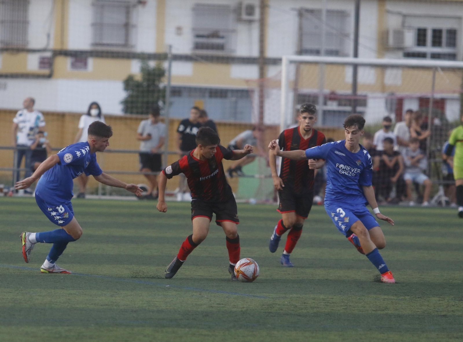 Alvarito circula el balón ante la presión de dos jugadores béticos.