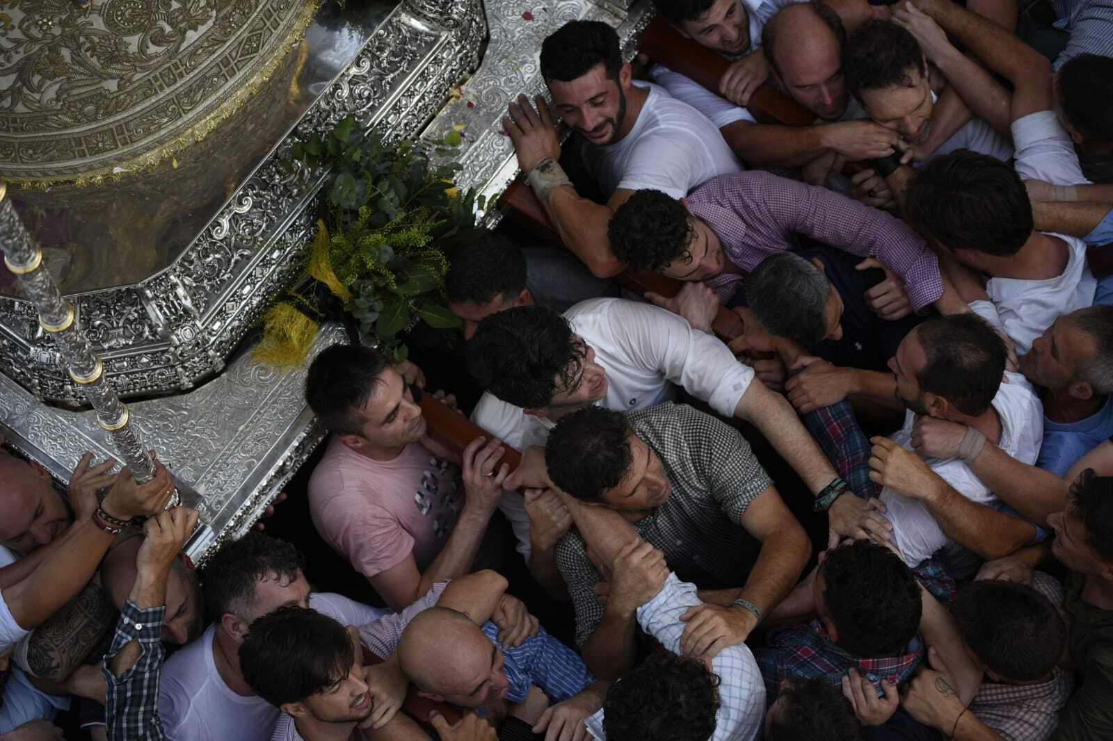 La Virgen del Rocío regresa a la iglesia tras 13 horas de procesión, en imágenes