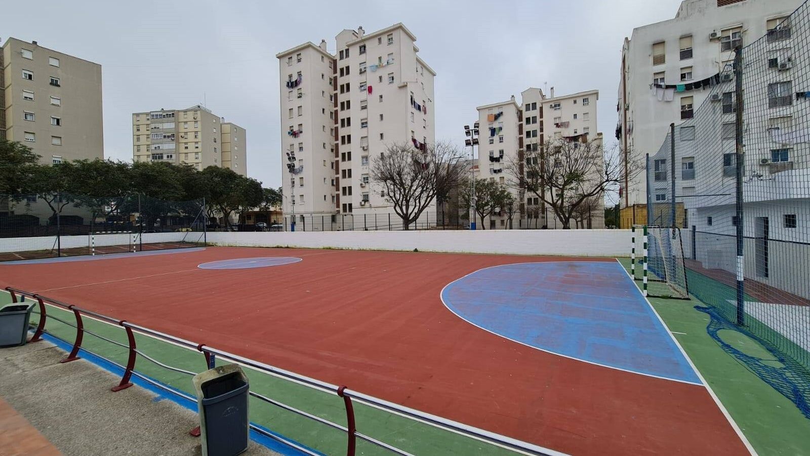 Pista deportiva de la barriada La Ardila, tras las últimas obras llevadas a cabo en 2021.