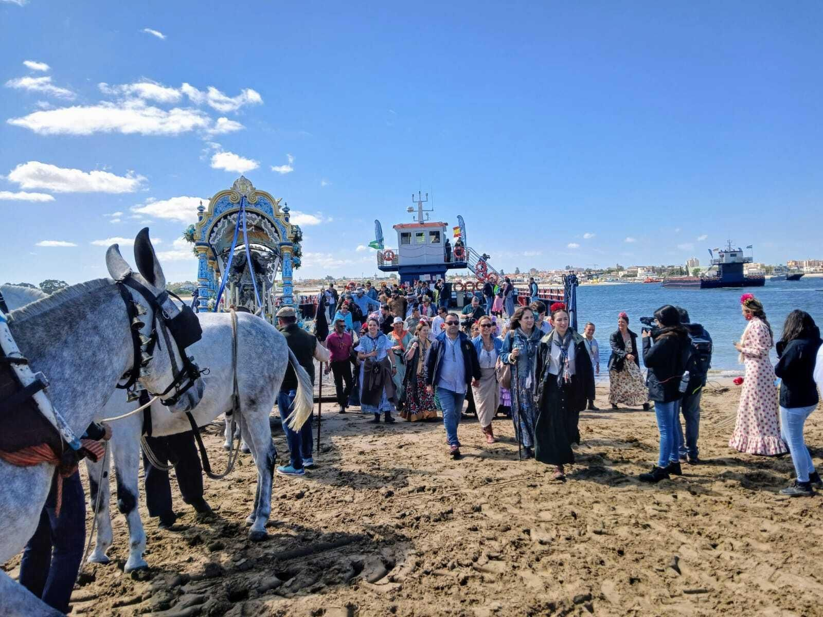 Rocío 2024: Imágenes del Primer día de embarque de romeros en Bajo de Guía en Sanlúcar