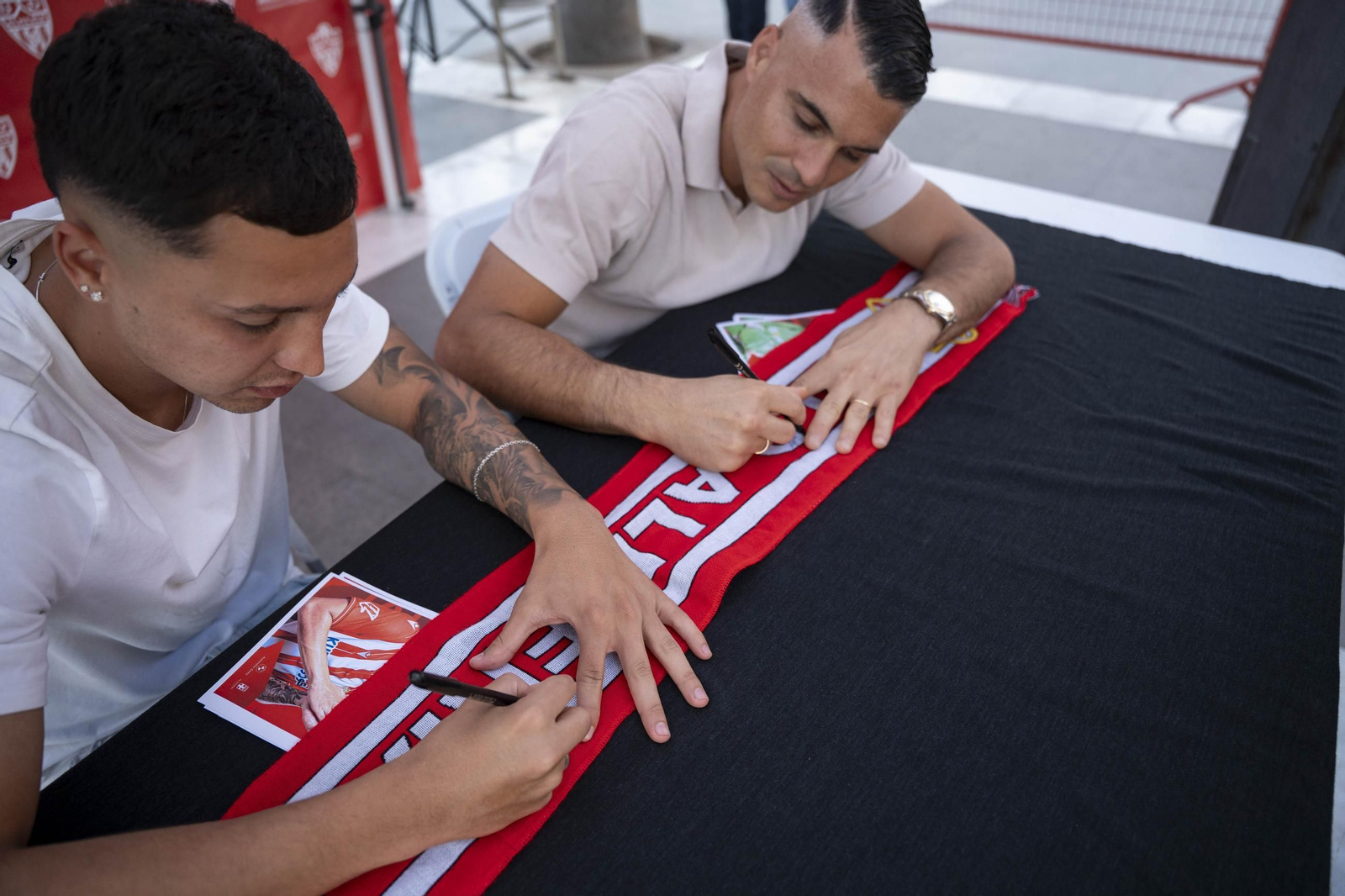 Los jugadores de la UDA Thalys y Andrés firman autógrafos