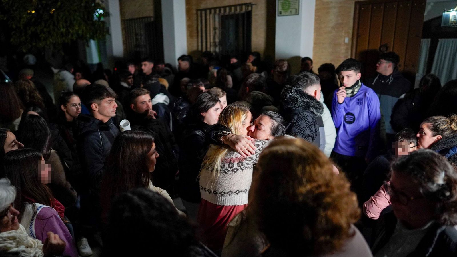 Reposo, la madre de Aarón, recibe el cariño de su pueblo.