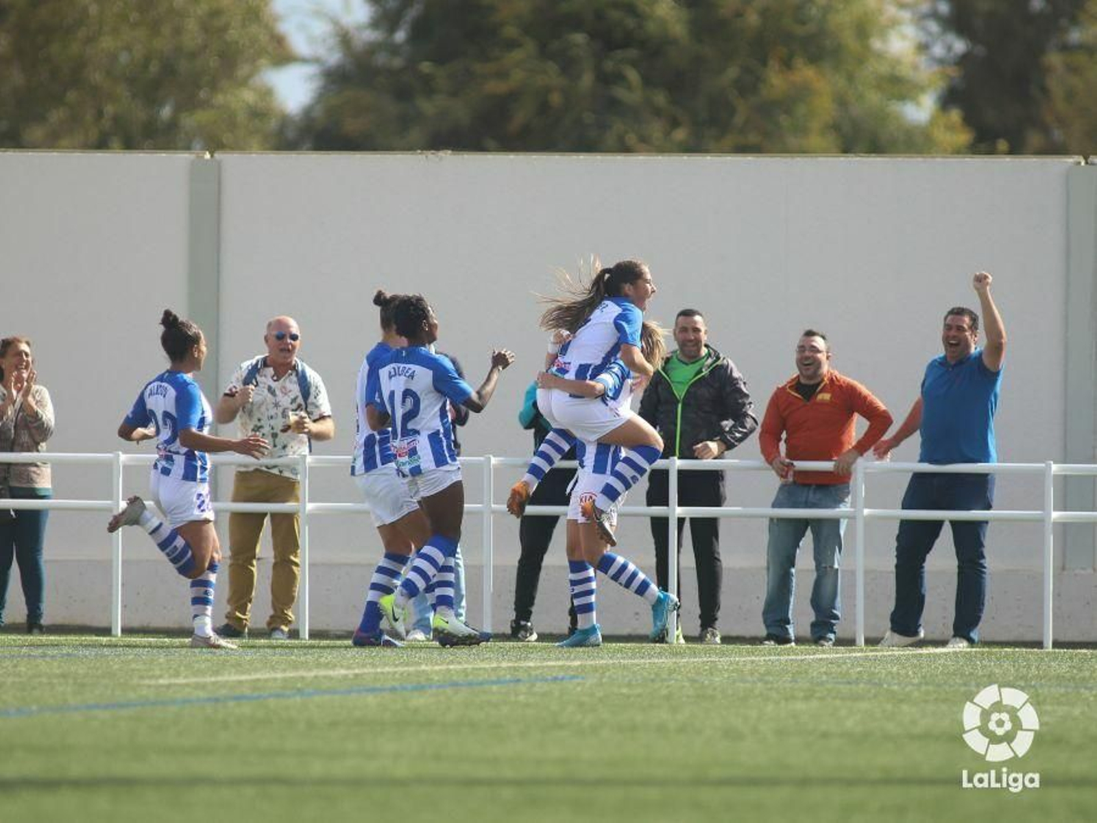 Las jugadoras del Sporting Huelva celebran uno de los goles ante el Valencia.